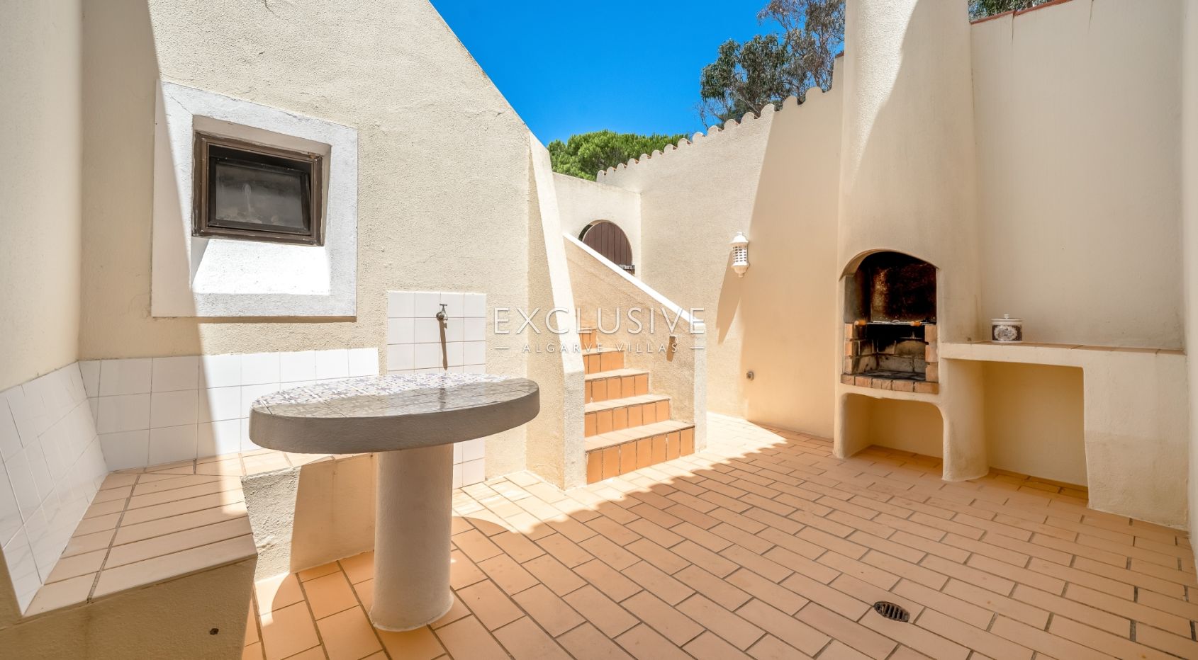4 bedroom seaview villa in Carvoeiro with large gardens, including tennis court and pool.