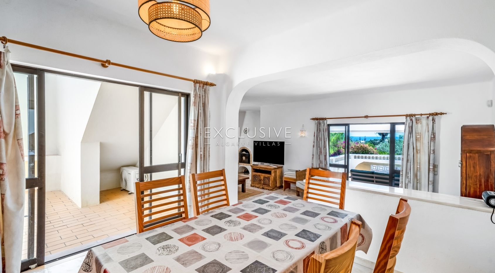 4 bedroom seaview villa in Carvoeiro with large gardens, including tennis court and pool.