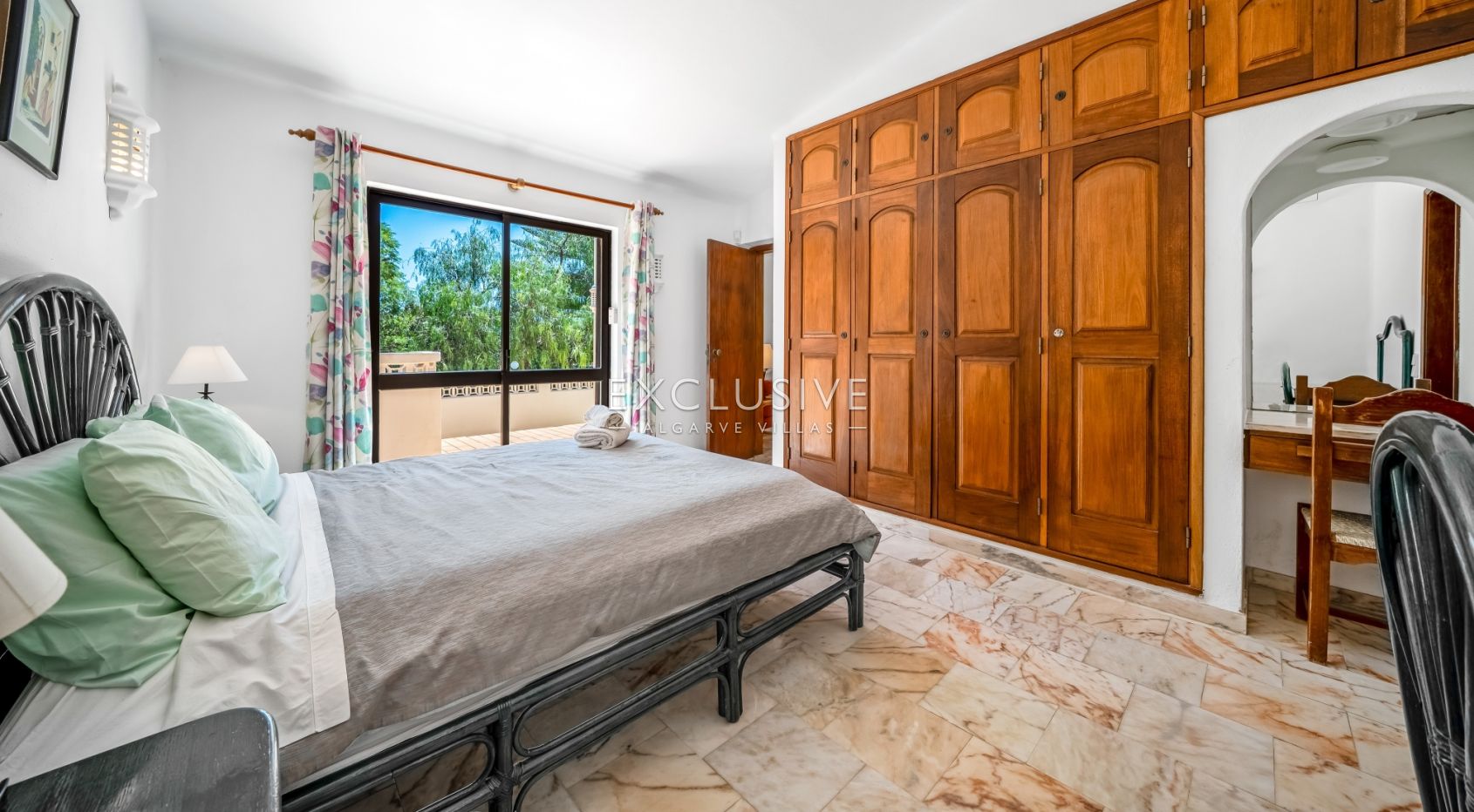4 bedroom seaview villa in Carvoeiro with large gardens, including tennis court and pool.