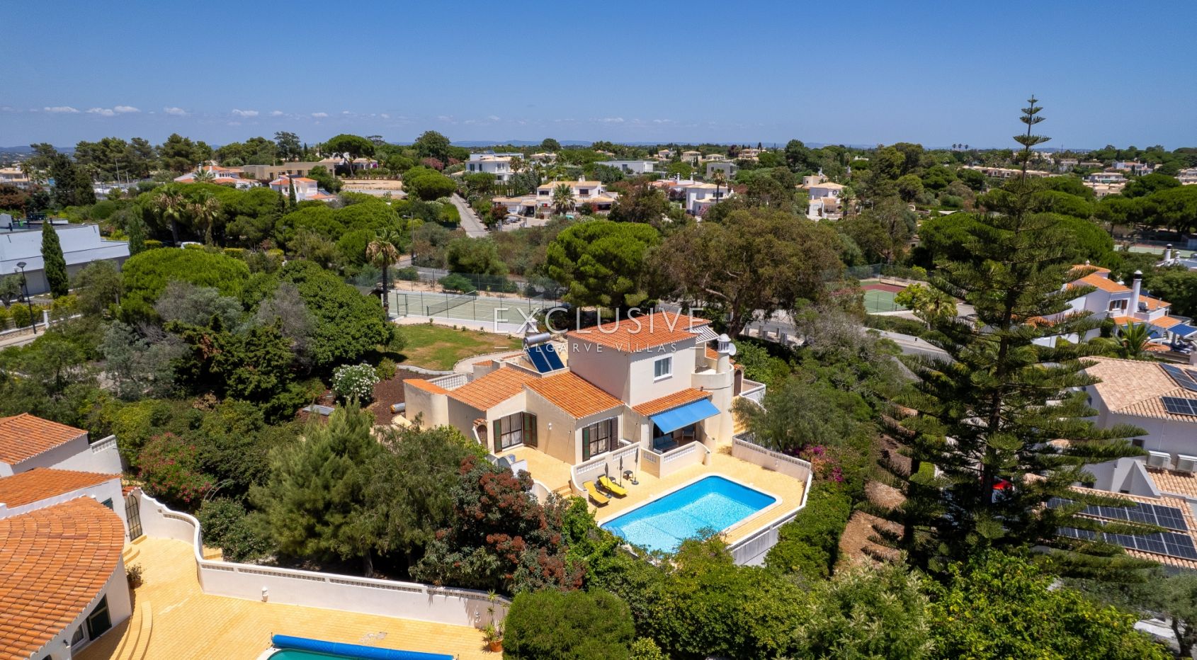 4 bedroom seaview villa in Carvoeiro with large gardens, including tennis court and pool.