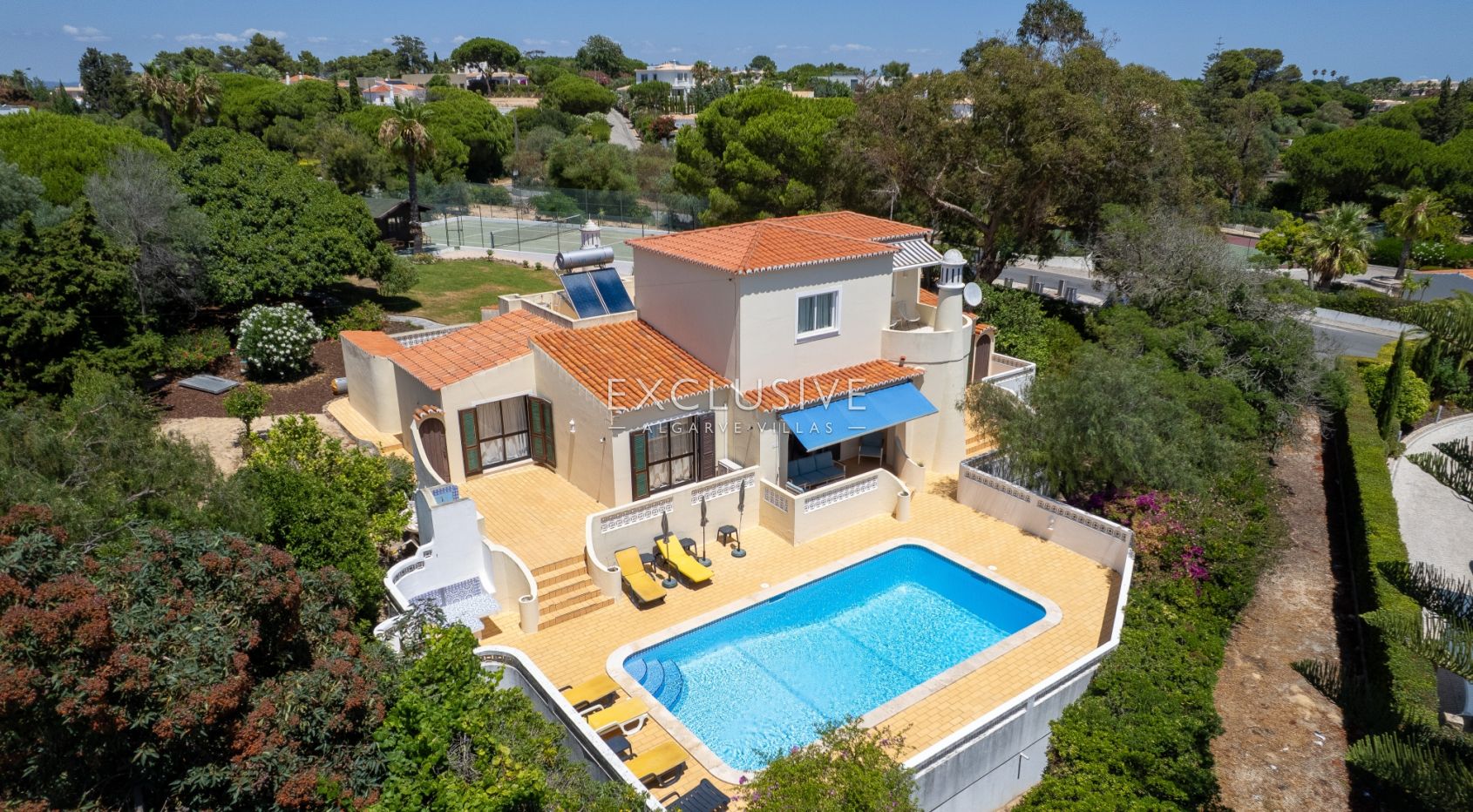 4 bedroom seaview villa in Carvoeiro with large gardens, including tennis court and pool.