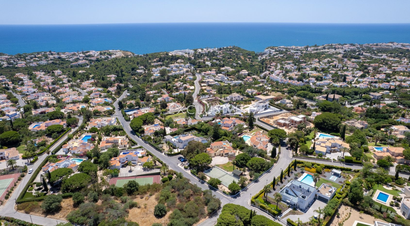 4 bedroom seaview villa in Carvoeiro with large gardens, including tennis court and pool.