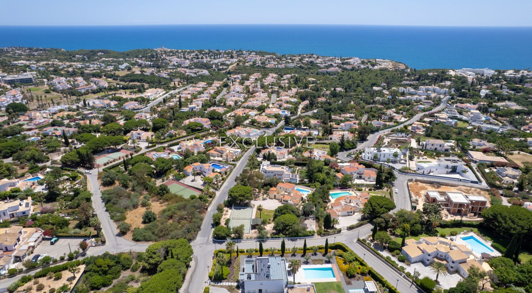 4 bedroom seaview villa in Carvoeiro with large gardens, including tennis court and pool.
