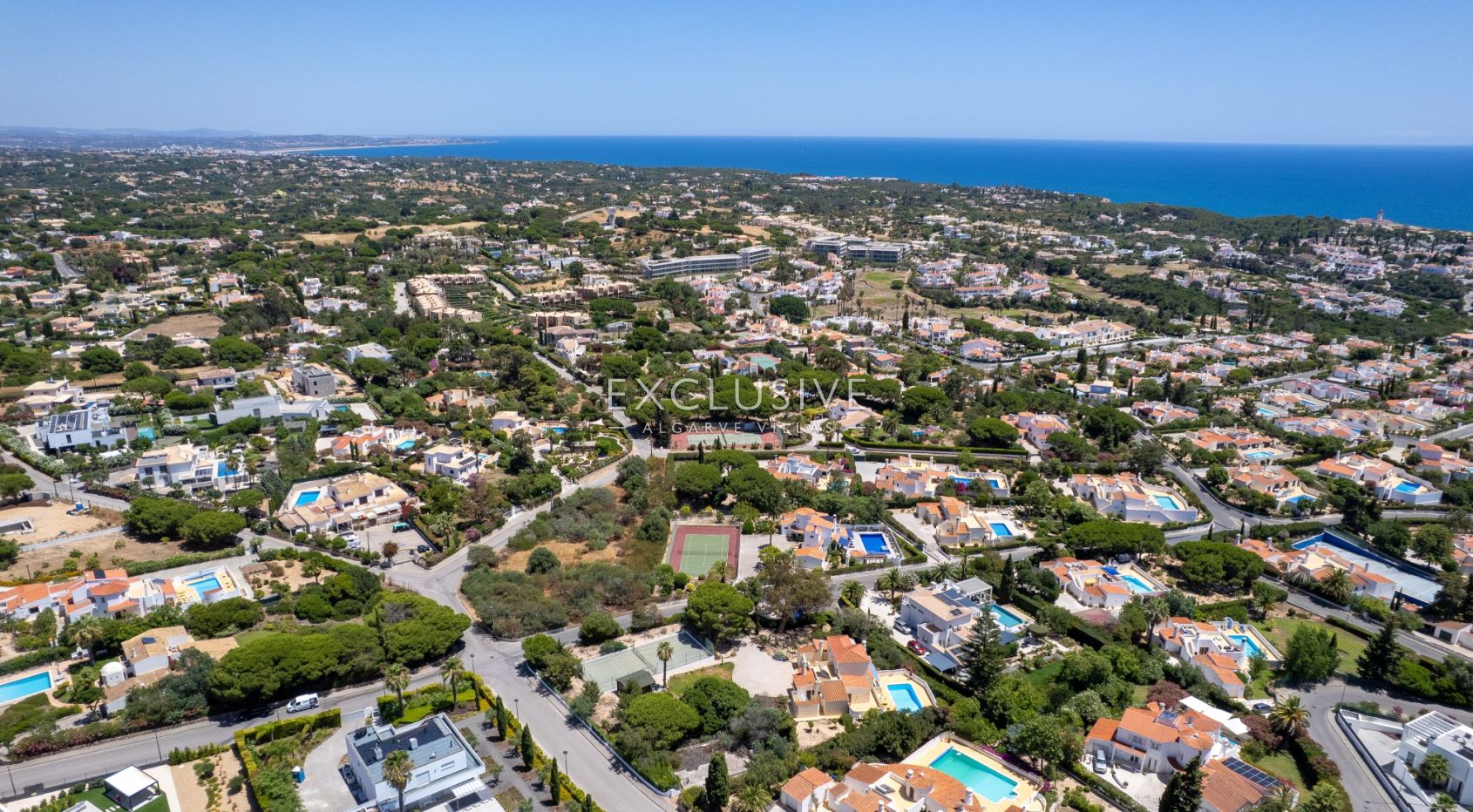 4 bedroom seaview villa in Carvoeiro with large gardens, including tennis court and pool.