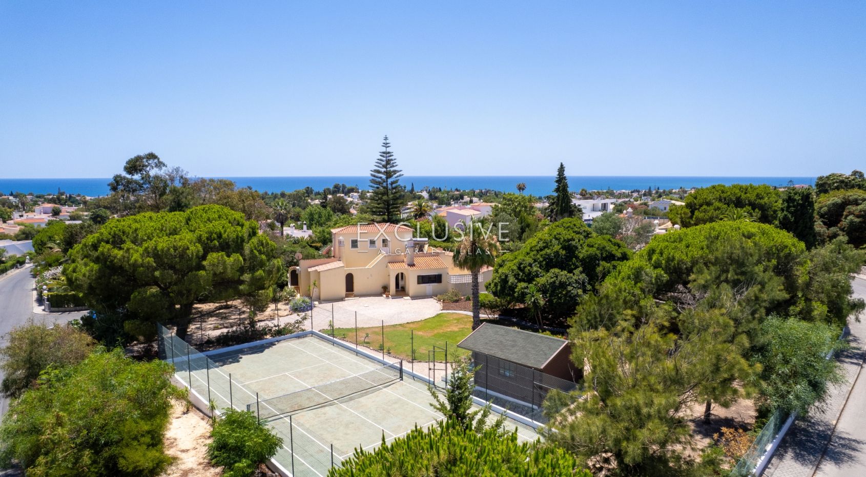4 bedroom seaview villa in Carvoeiro with large gardens, including tennis court and pool.
