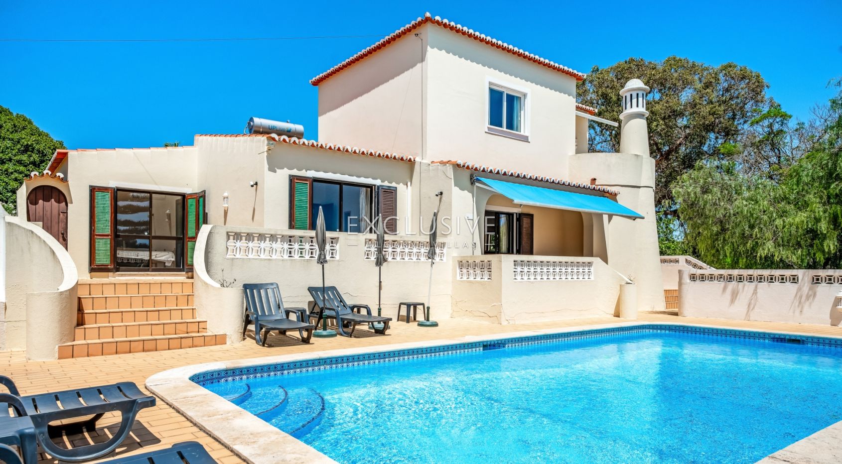 4 bedroom seaview villa in Carvoeiro with large gardens, including tennis court and pool.