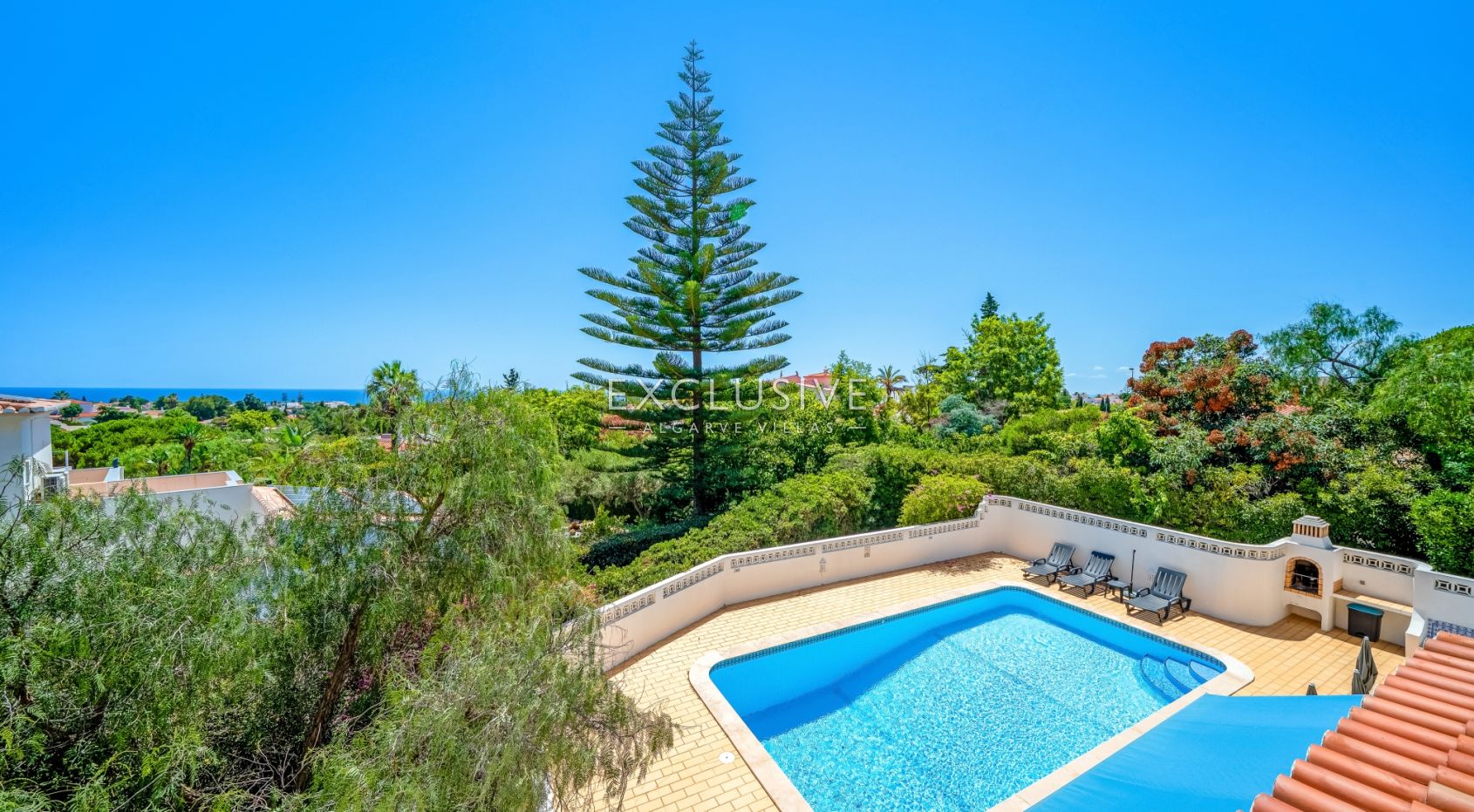 4 bedroom seaview villa in Carvoeiro with large gardens, including tennis court and pool.
