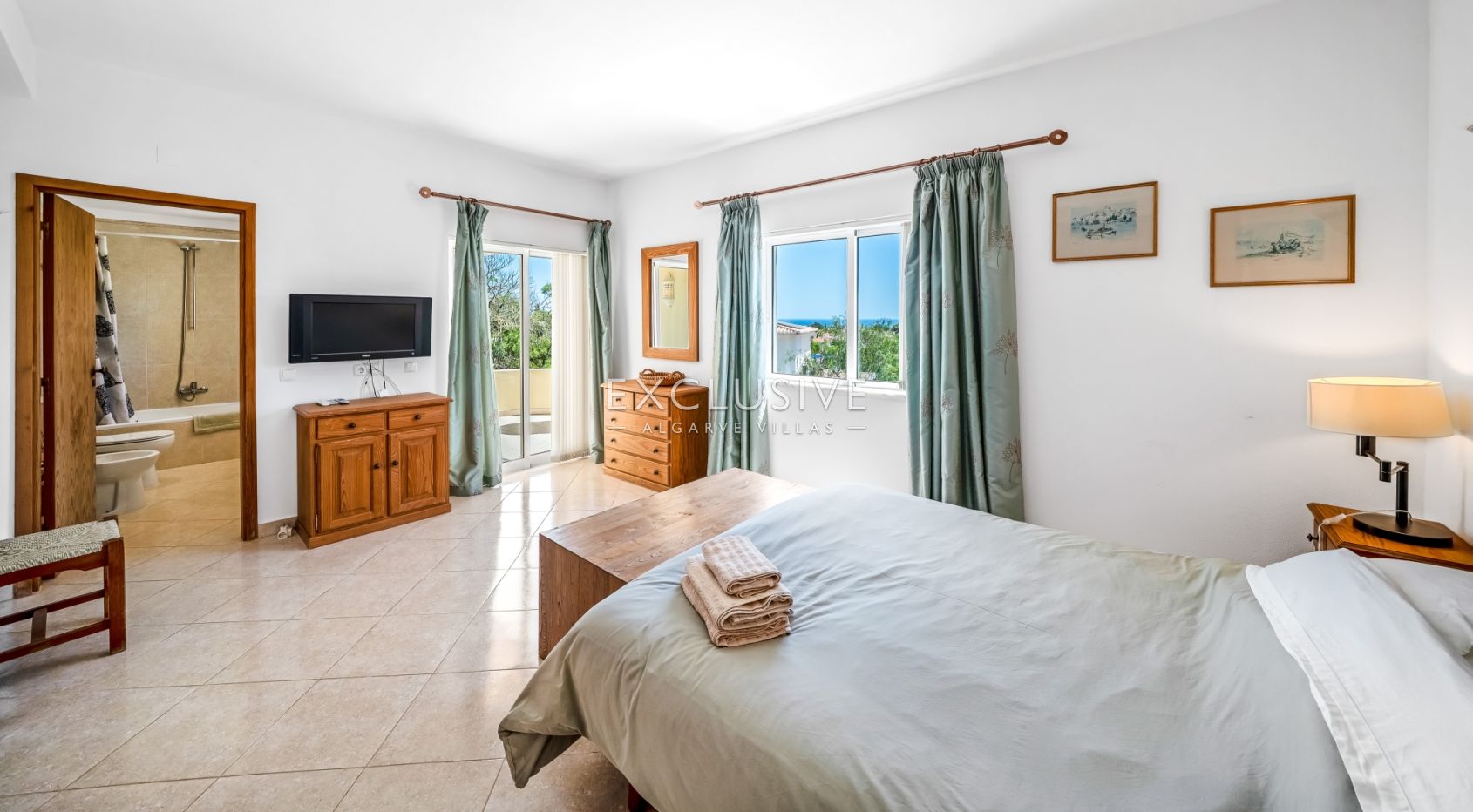 4 bedroom seaview villa in Carvoeiro with large gardens, including tennis court and pool.