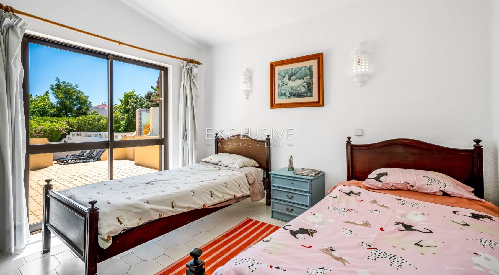 4 bedroom seaview villa in Carvoeiro with large gardens, including tennis court and pool.