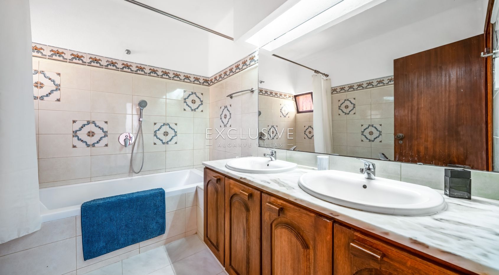 4 bedroom seaview villa in Carvoeiro with large gardens, including tennis court and pool.