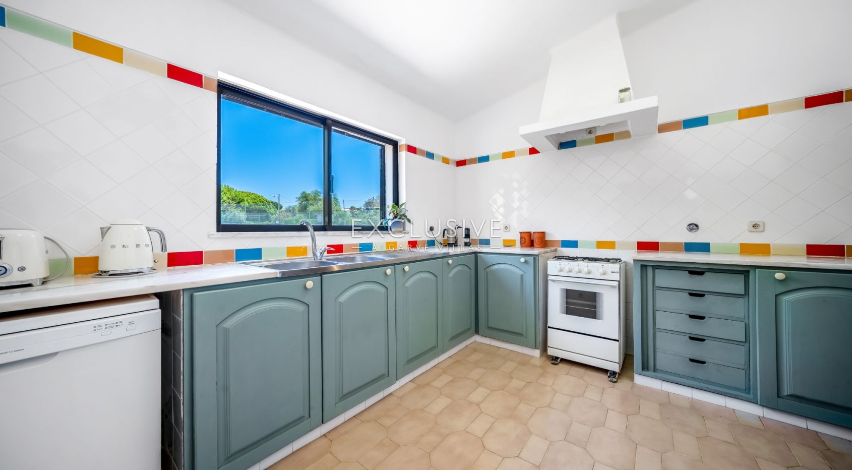 4 bedroom seaview villa in Carvoeiro with large gardens, including tennis court and pool.