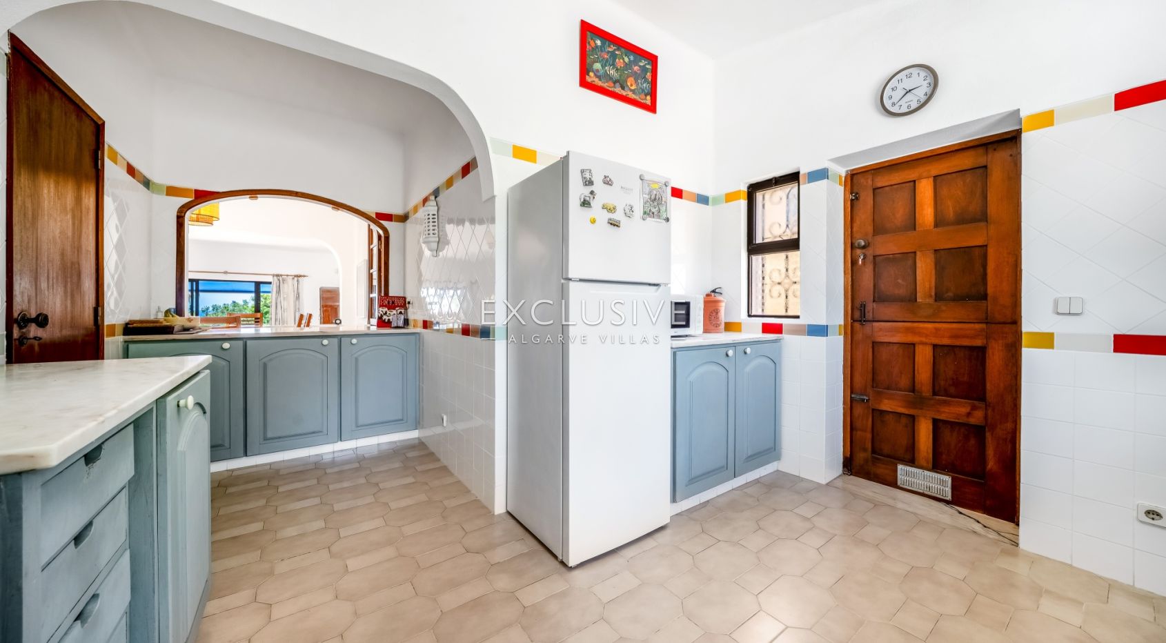 4 bedroom seaview villa in Carvoeiro with large gardens, including tennis court and pool.