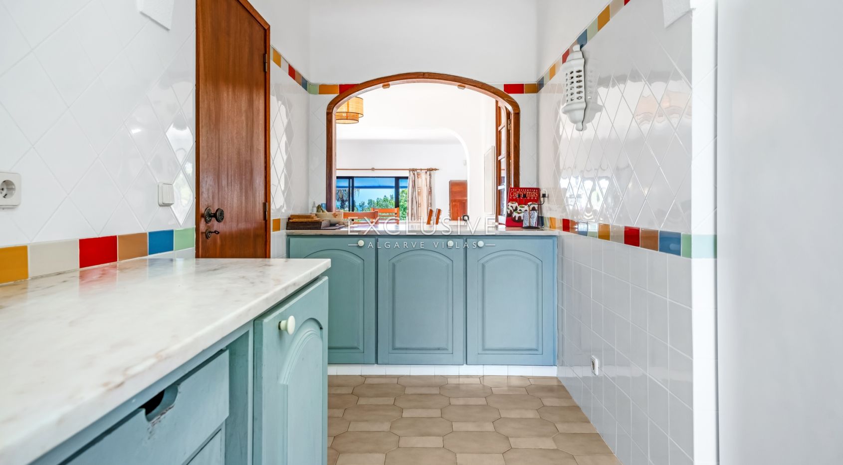 4 bedroom seaview villa in Carvoeiro with large gardens, including tennis court and pool.