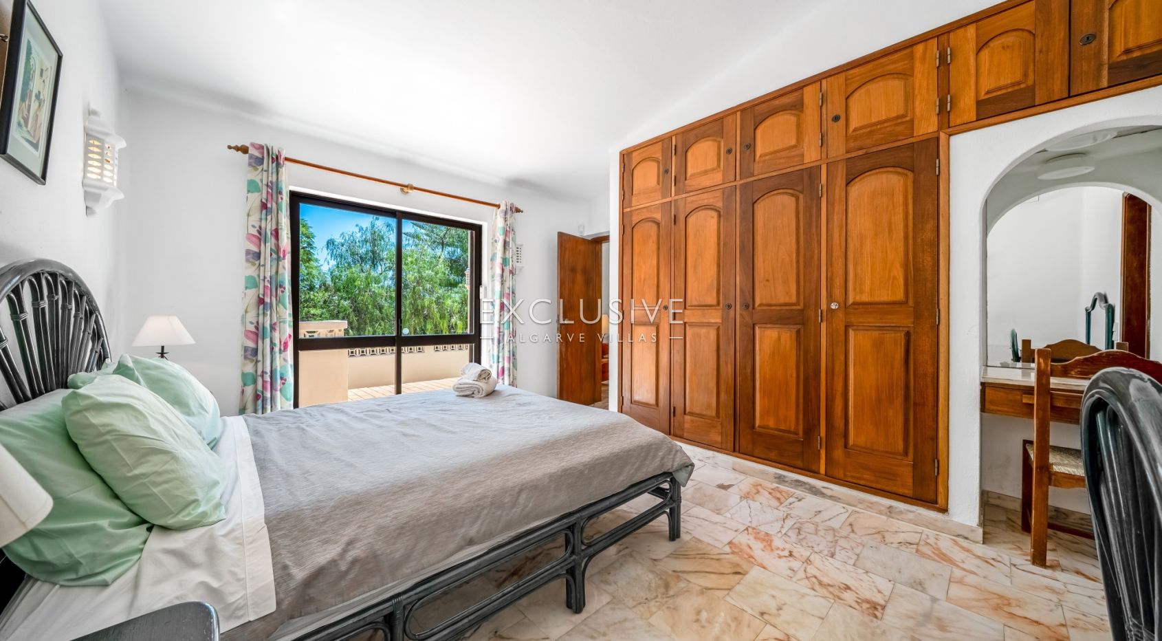 4 bedroom seaview villa in Carvoeiro with large gardens, including tennis court and pool.