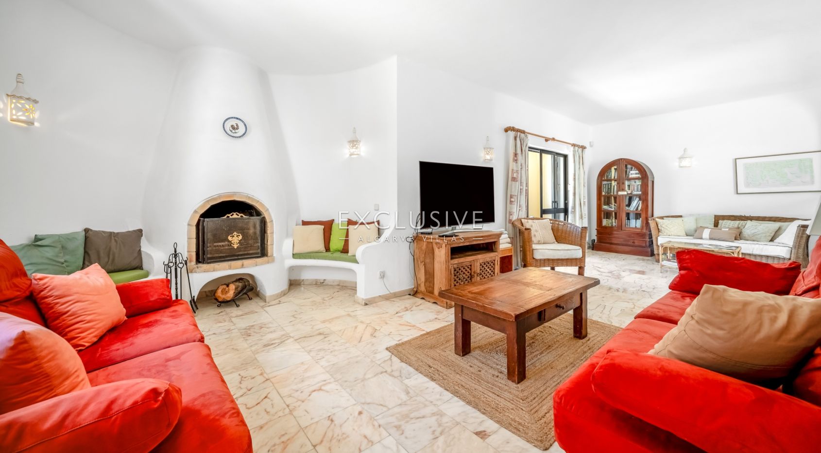 4 bedroom seaview villa in Carvoeiro with large gardens, including tennis court and pool.