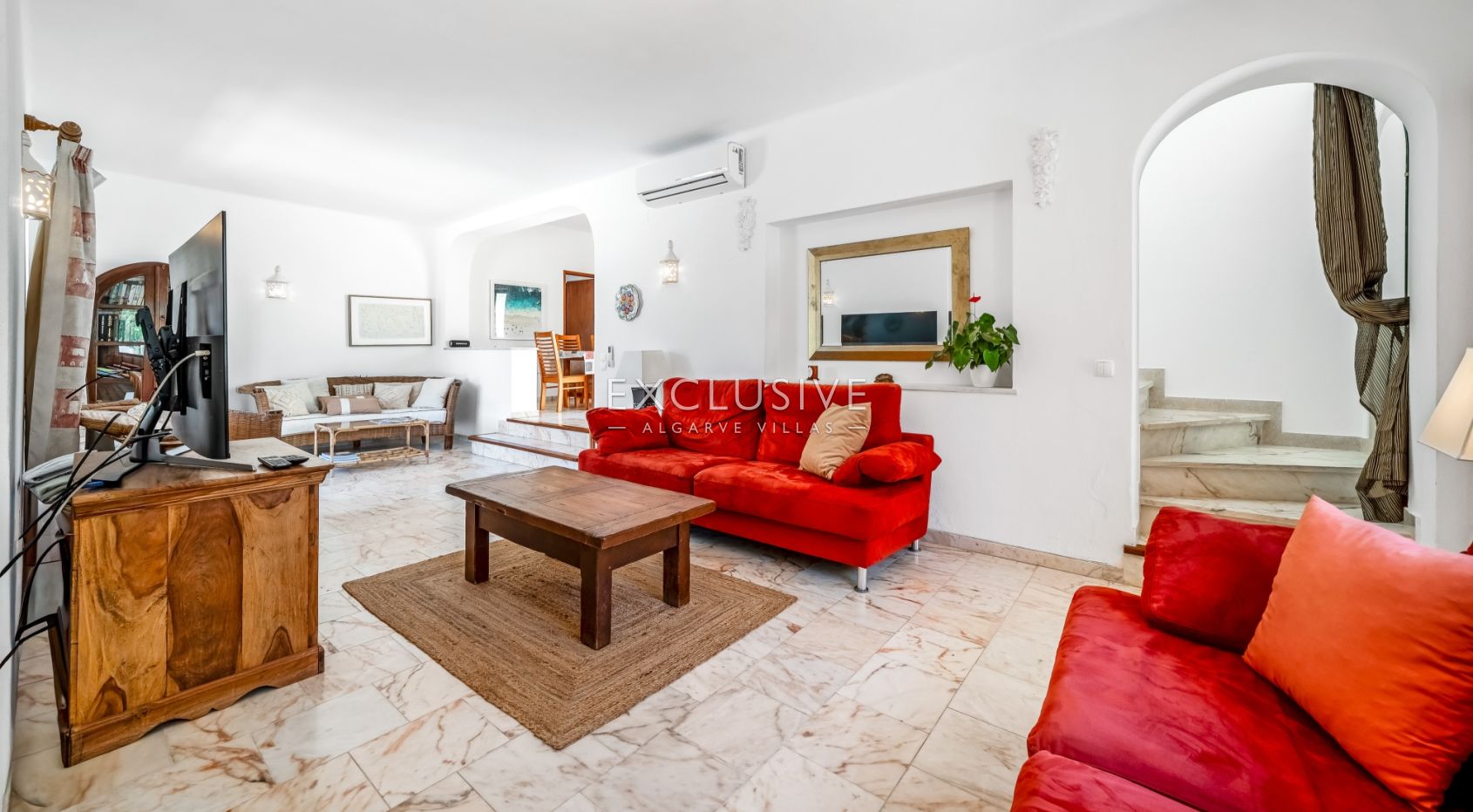 4 bedroom seaview villa in Carvoeiro with large gardens, including tennis court and pool.