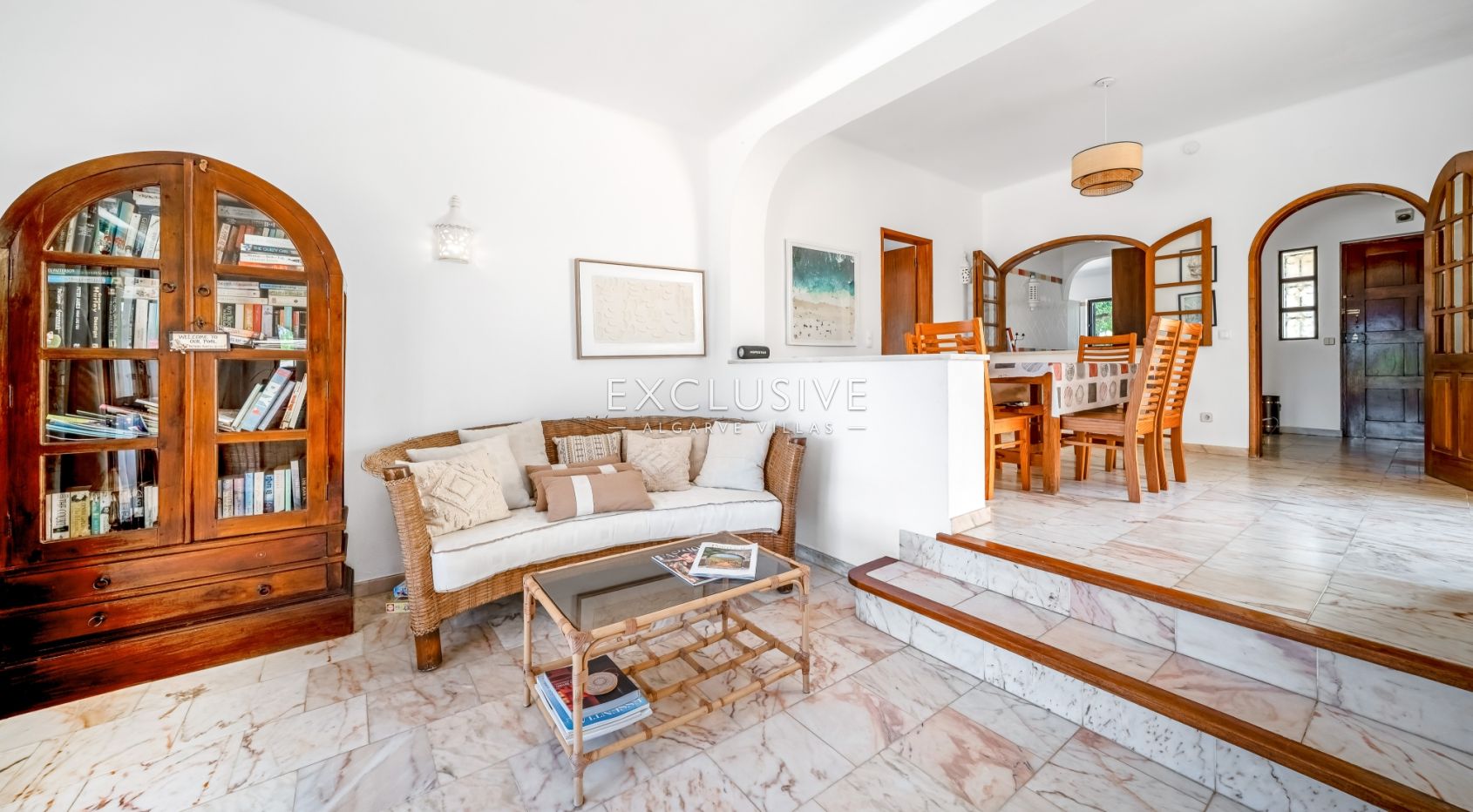4 bedroom seaview villa in Carvoeiro with large gardens, including tennis court and pool.