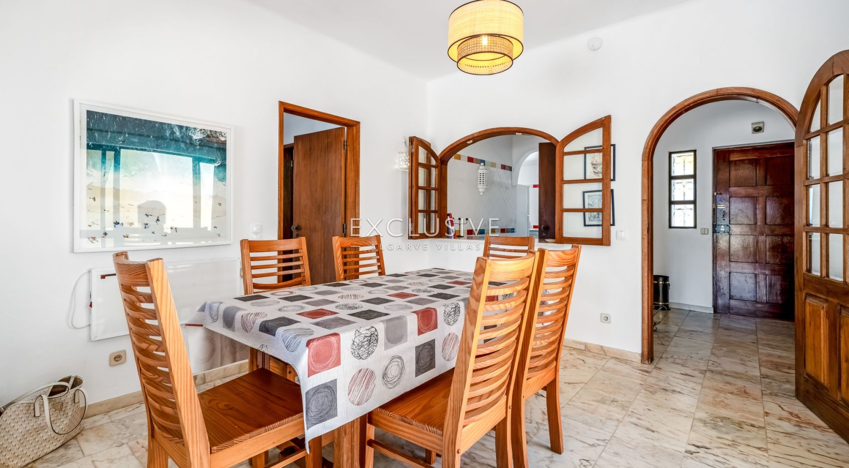 4 bedroom seaview villa in Carvoeiro with large gardens, including tennis court and pool.