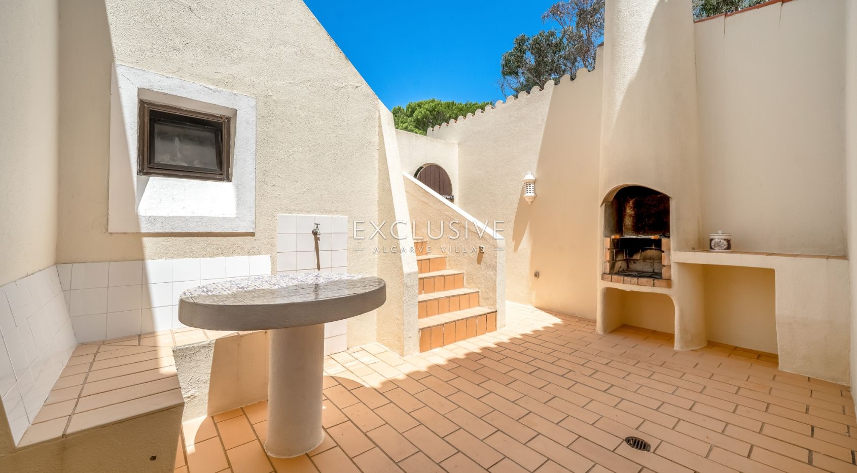 4 bedroom seaview villa in Carvoeiro with large gardens, including tennis court and pool.