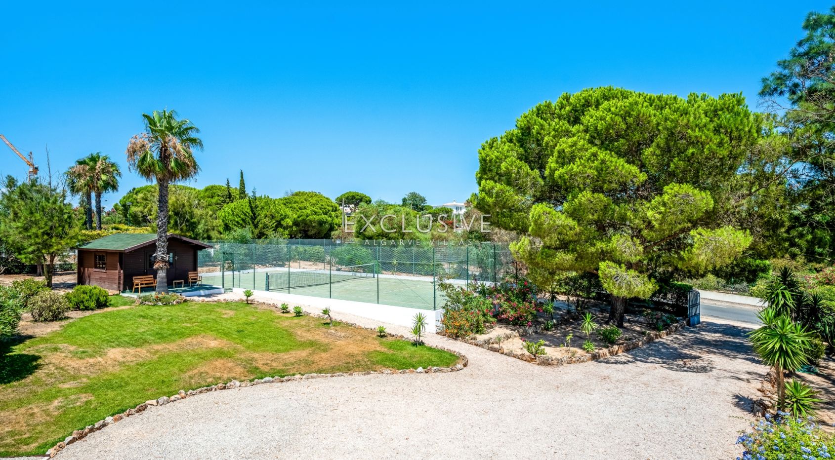 4 bedroom seaview villa in Carvoeiro with large gardens, including tennis court and pool.