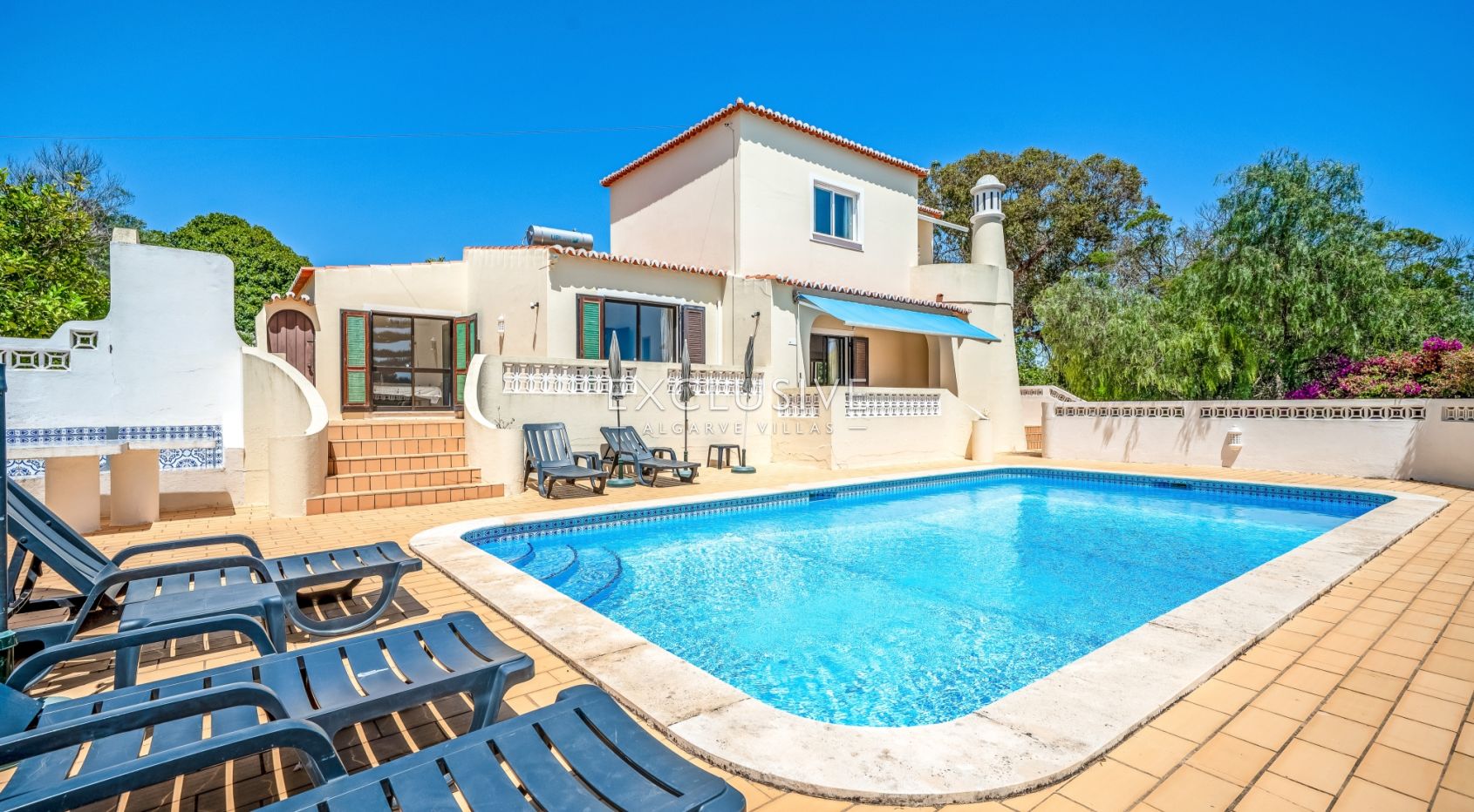 4 bedroom seaview villa in Carvoeiro with large gardens, including tennis court and pool.