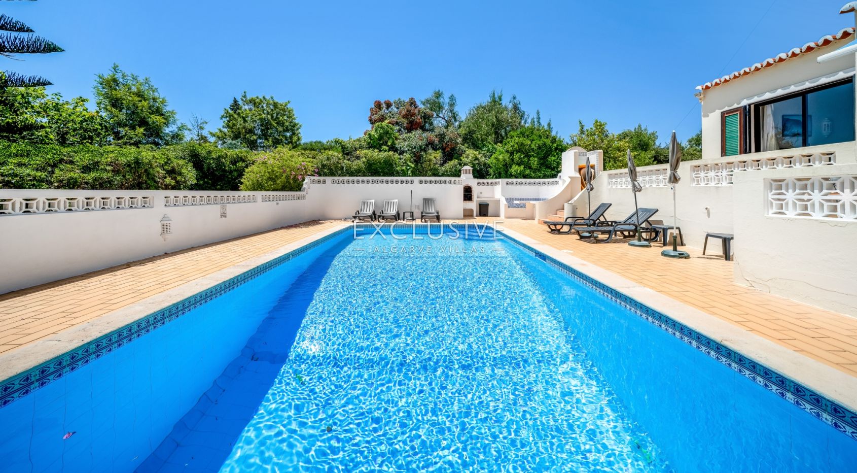 4 bedroom seaview villa in Carvoeiro with large gardens, including tennis court and pool.