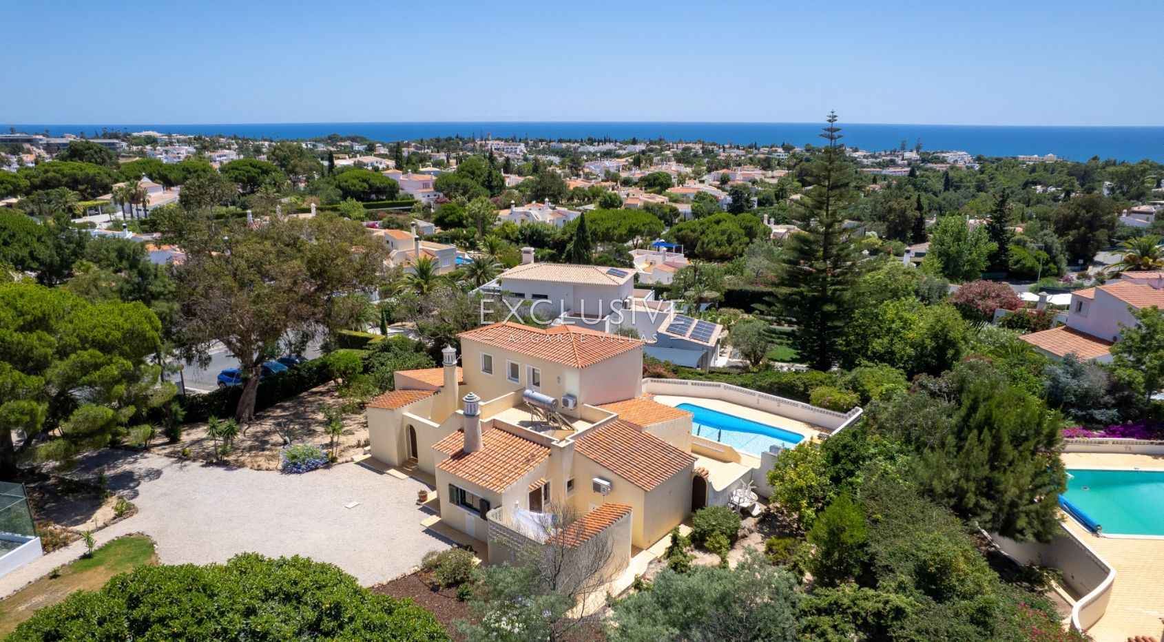 4 bedroom seaview villa in Carvoeiro with large gardens, including tennis court and pool.