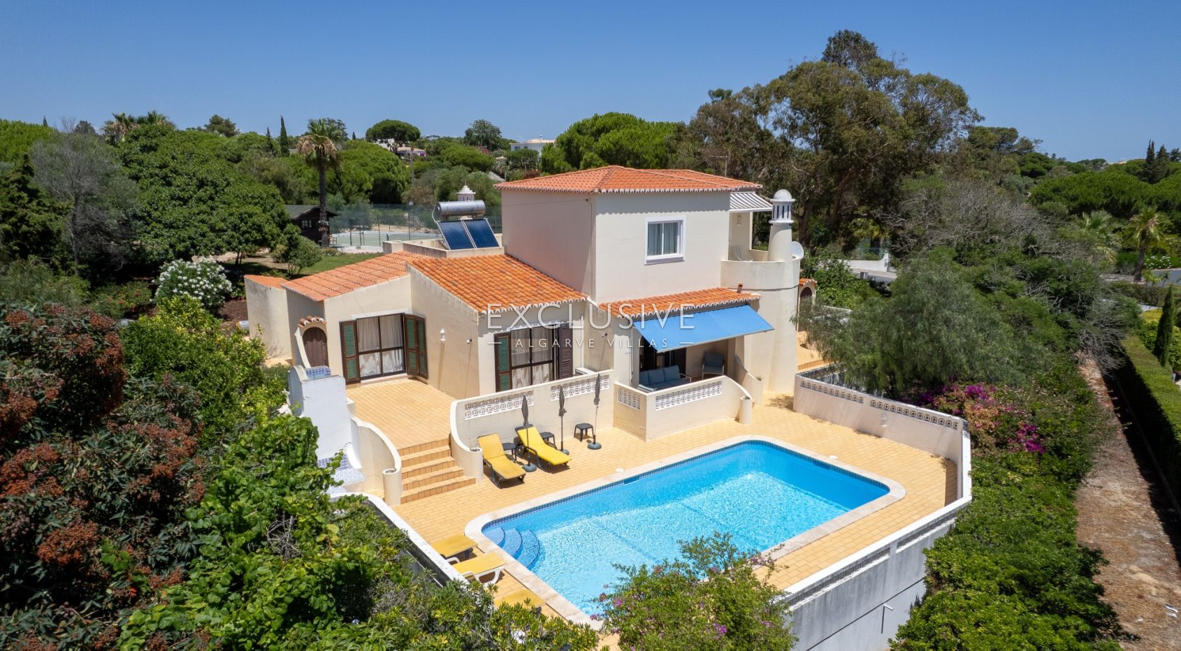 4 bedroom seaview villa in Carvoeiro with large gardens, including tennis court and pool.