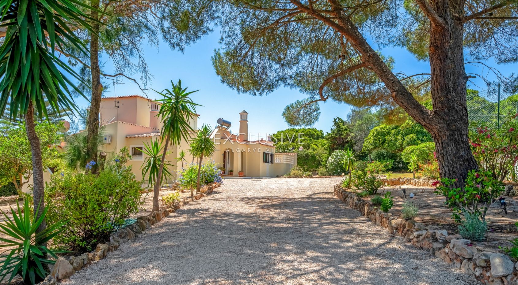 4 bedroom seaview villa in Carvoeiro with large gardens, including tennis court and pool.