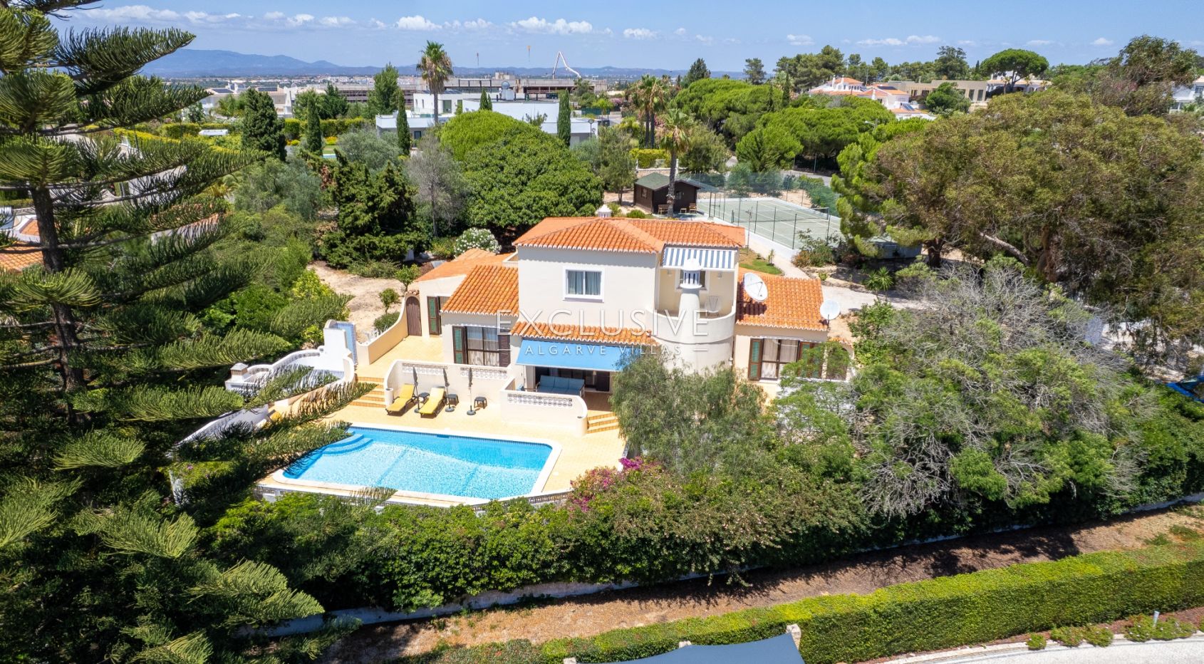 4 bedroom seaview villa in Carvoeiro with large gardens, including tennis court and pool.