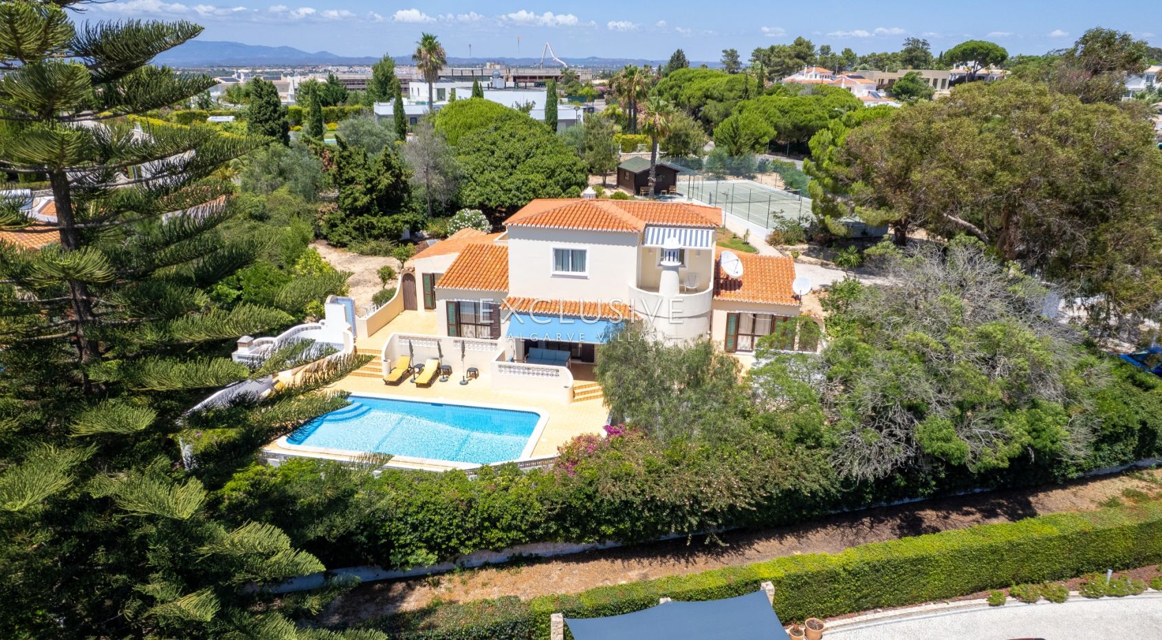 4 bedroom seaview villa in Carvoeiro with large gardens, including tennis court and pool.