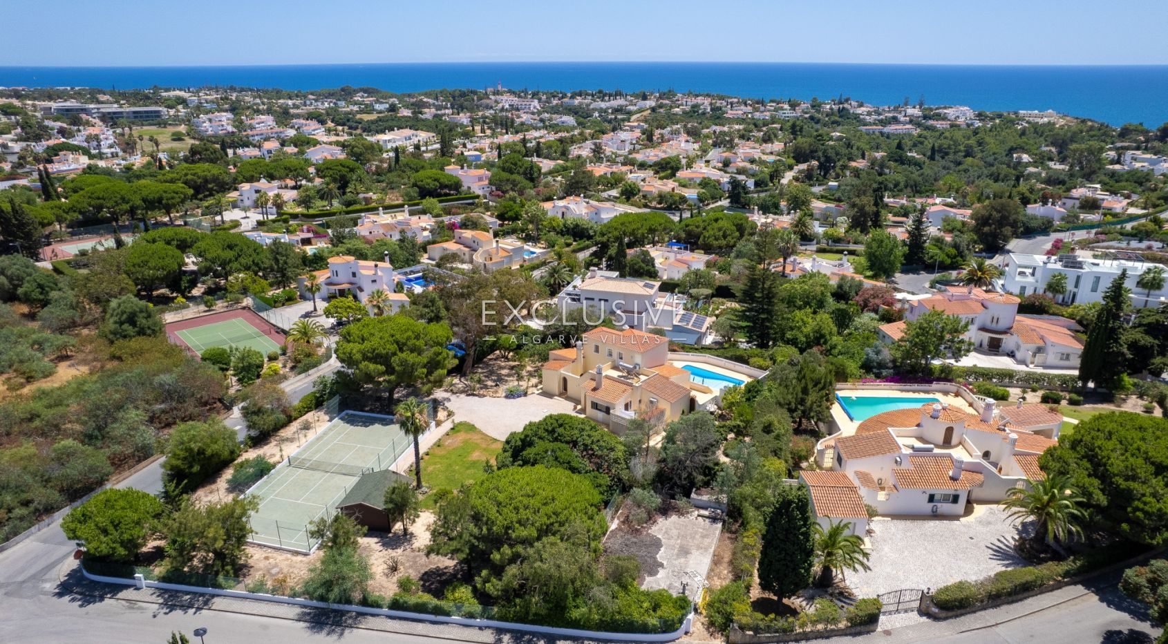 4 bedroom seaview villa in Carvoeiro with large gardens, including tennis court and pool.