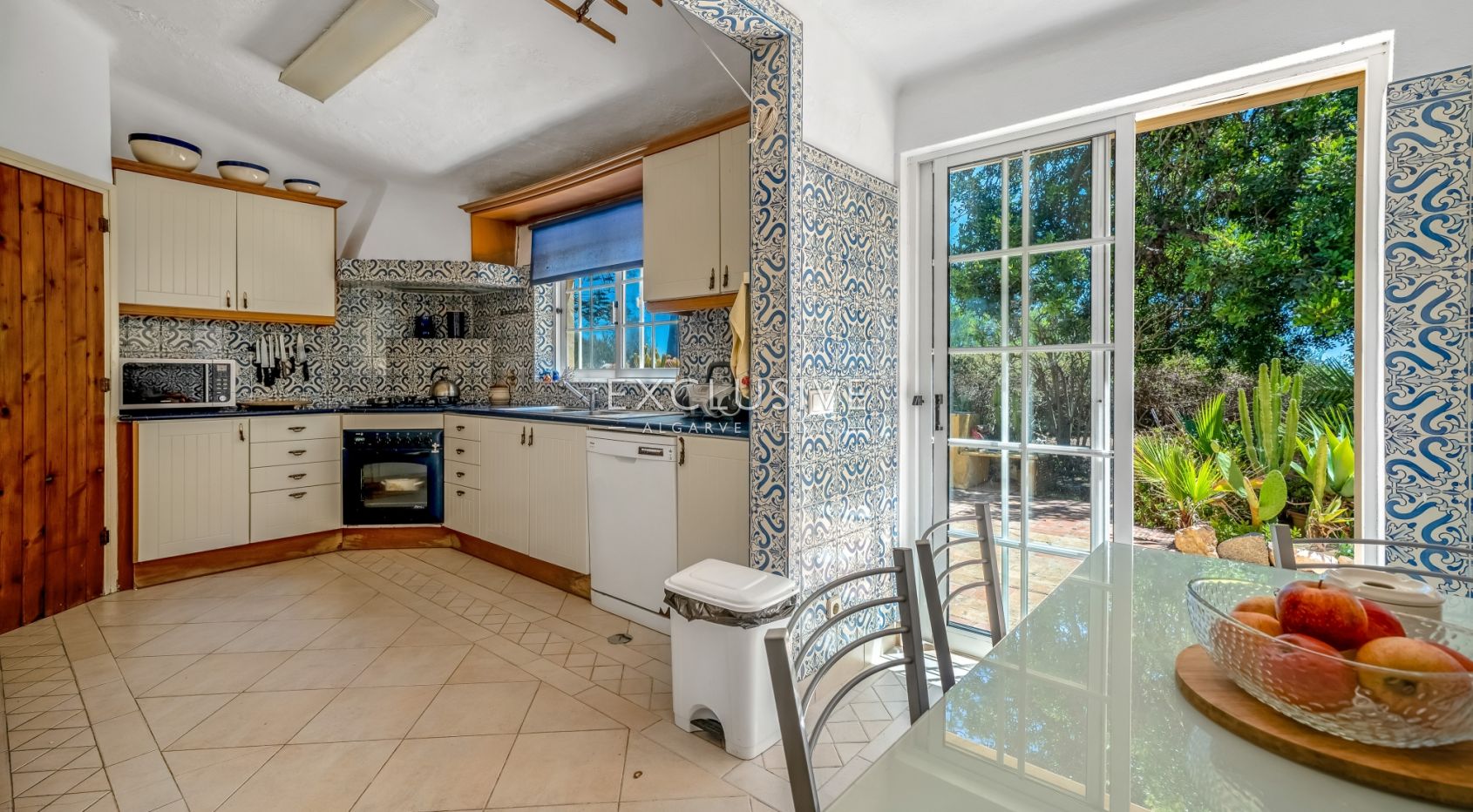 Charming Quinta, Pool, Sea Views & Fruit Orchards, Carvoeiro