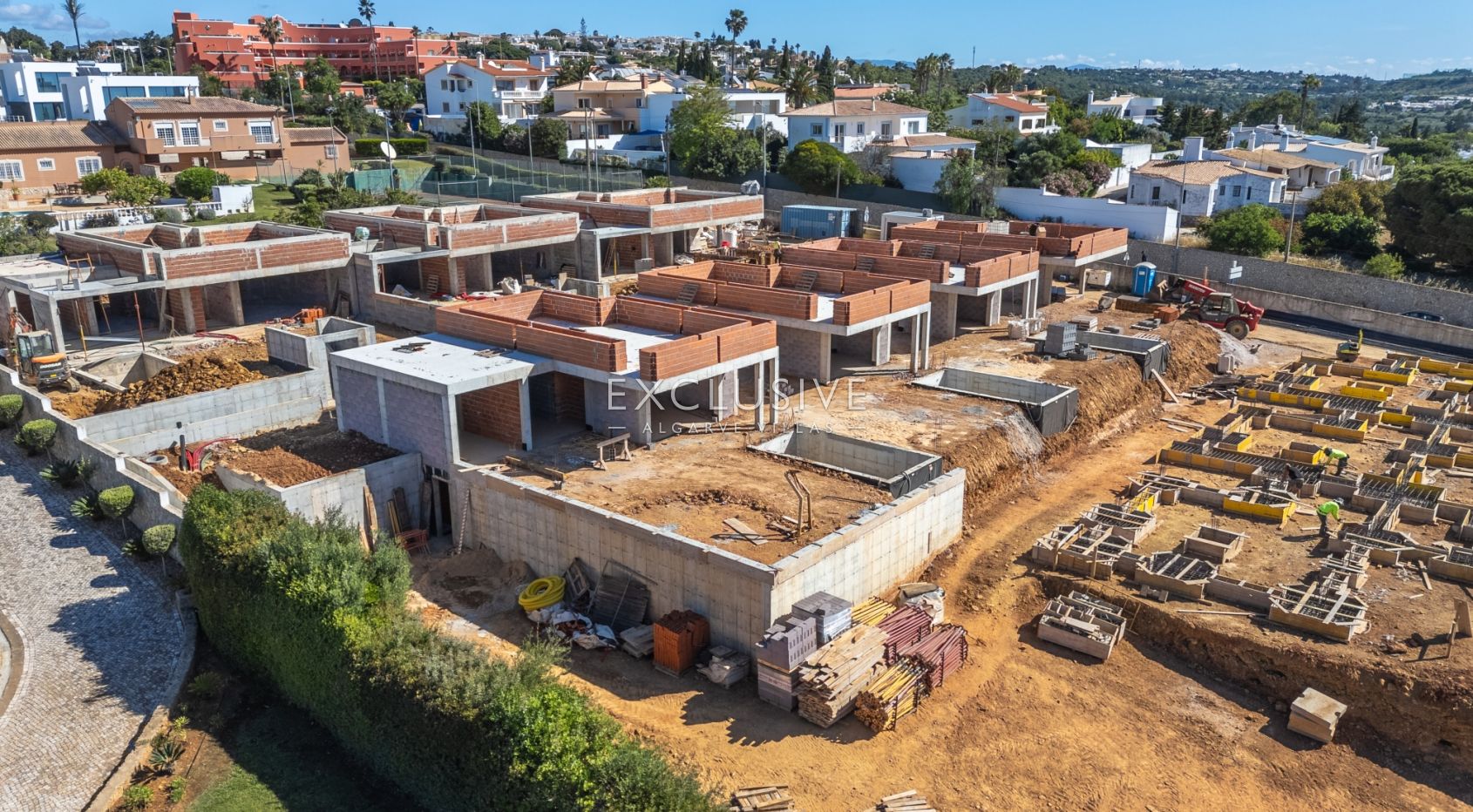 Brand new Single storey Homes with Pool and Garden in Praia da Luz, West Algarve
