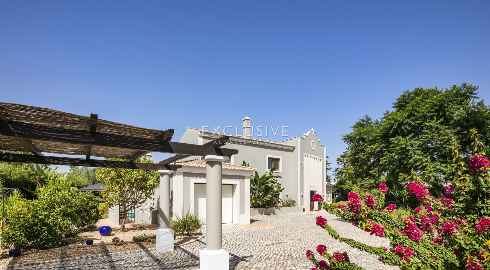 Golf front villa 5 bedrooms Golf Resort in Carvoeiro on double plot with private pool