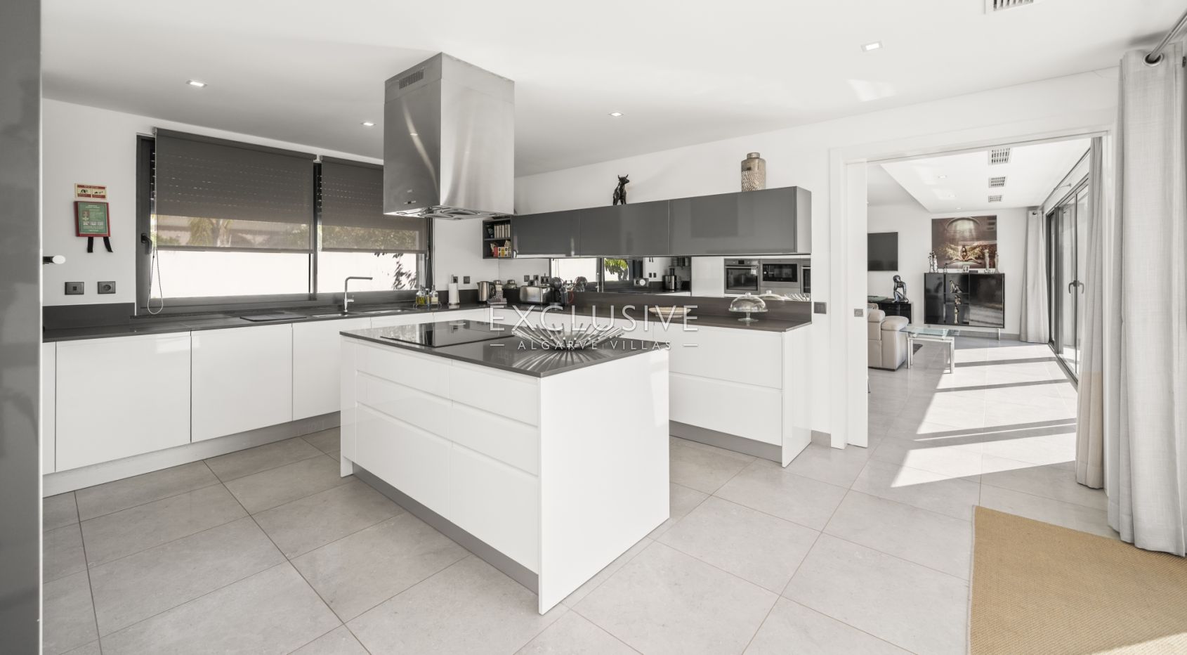 Elegant Family 4 bed Villa with pool Near Porto de Mos Beach, Lagos
