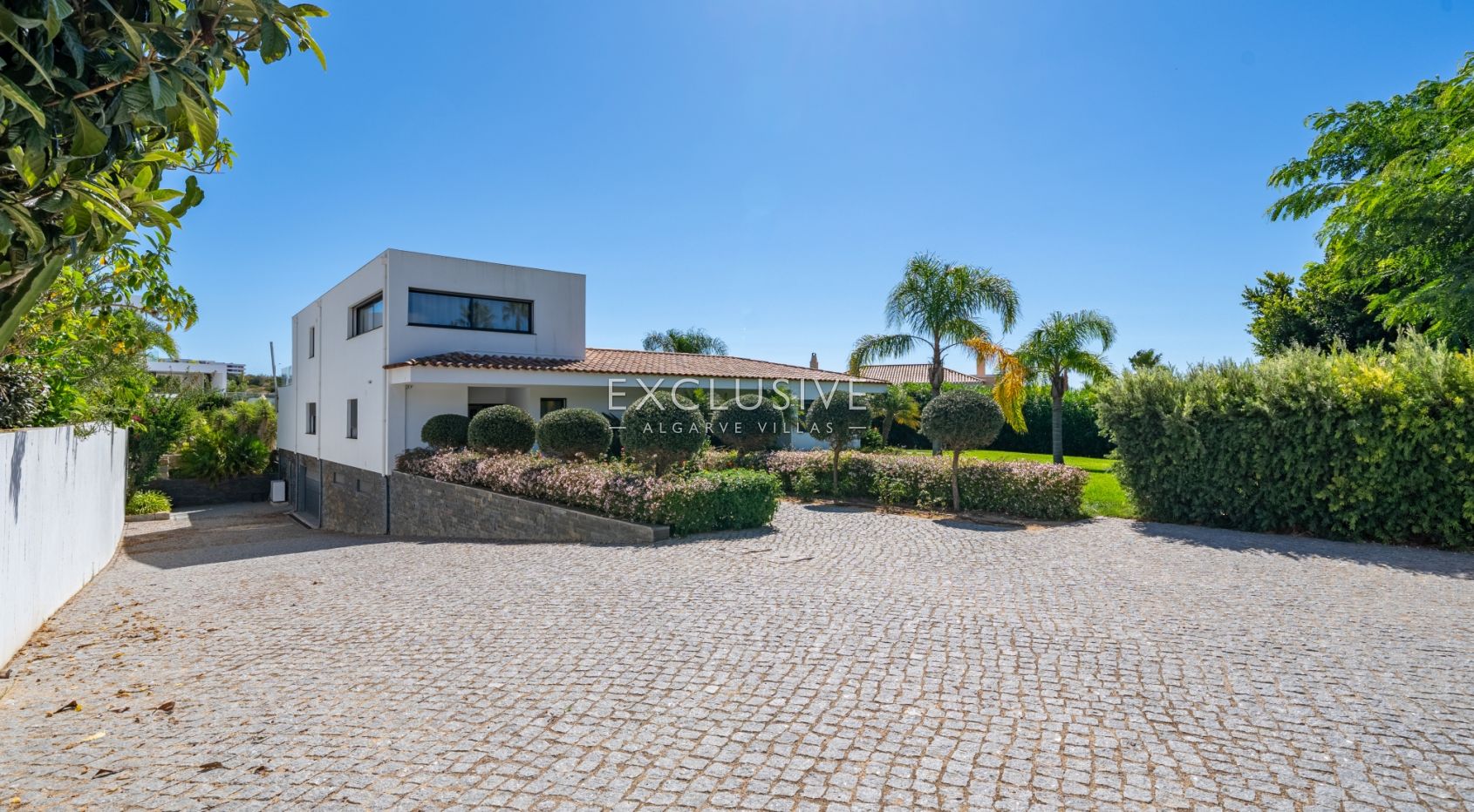Elegant Family 4 bed Villa with pool Near Porto de Mos Beach, Lagos