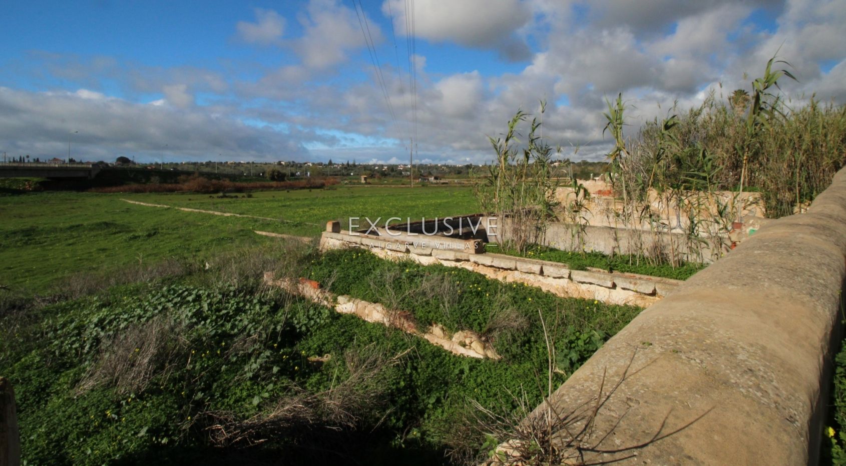 Plot with two ruins near Salgados Golf in Algarve near Praia Grande, near beach