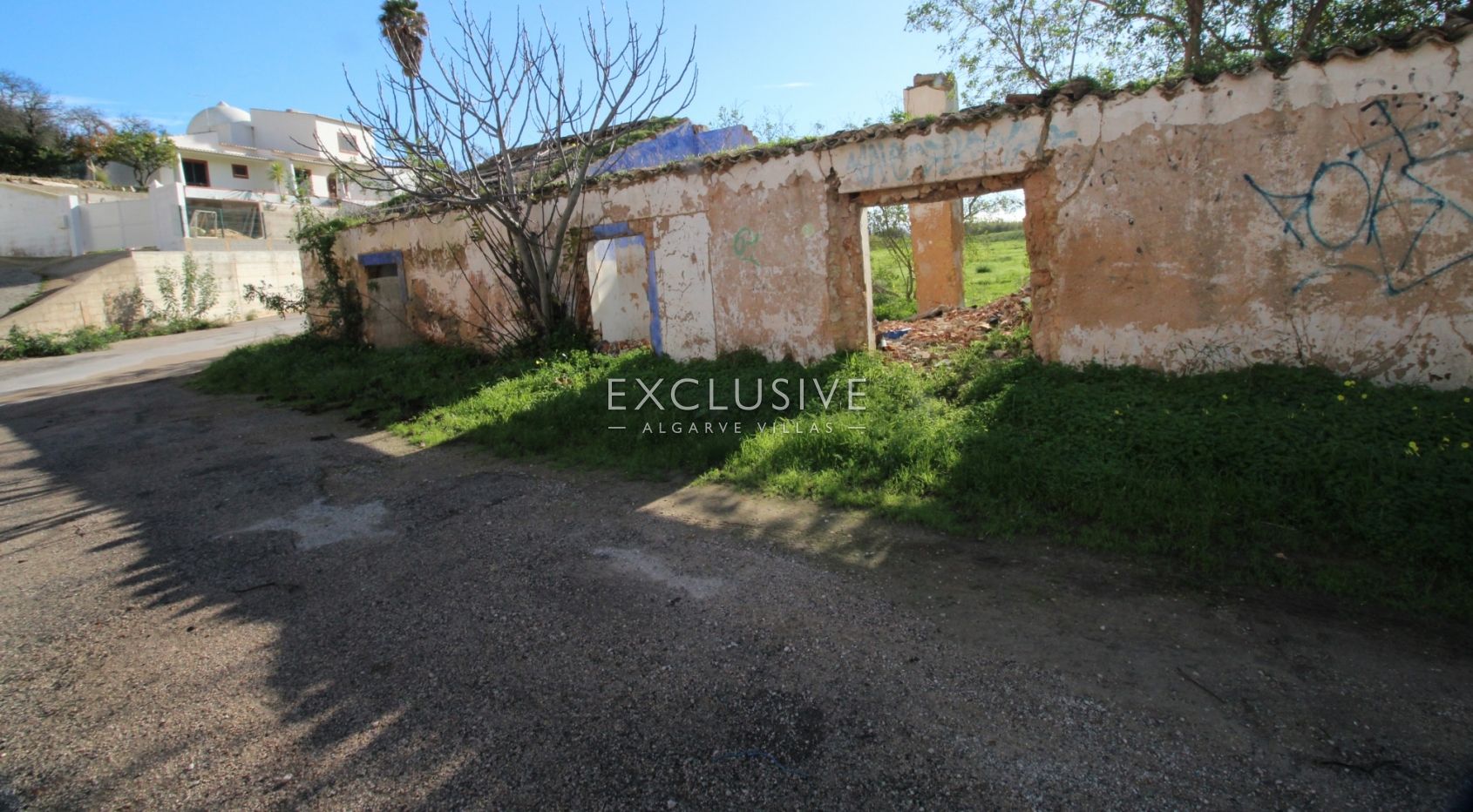 Plot with two ruins near Salgados Golf in Algarve near Praia Grande, near beach