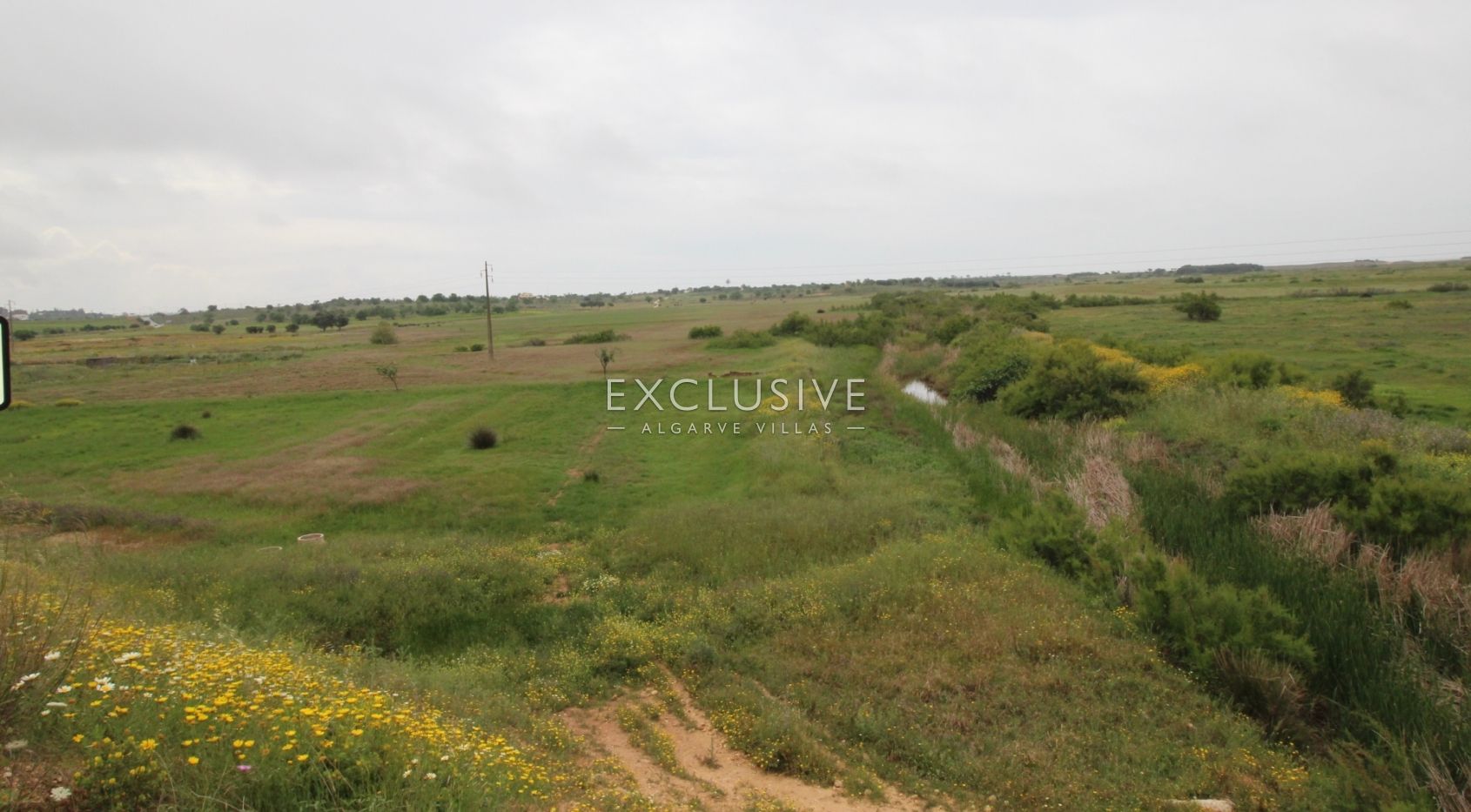 Plot with two ruins near Salgados Golf in Algarve near Praia Grande, near beach