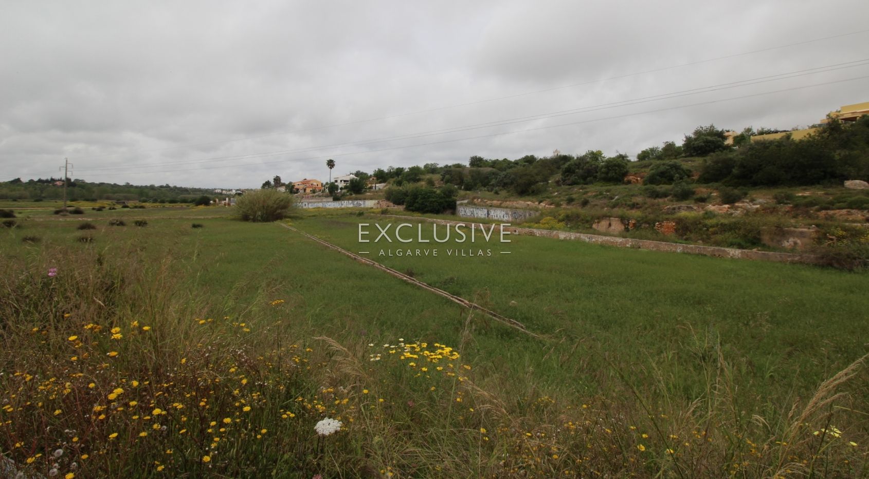 Plot with two ruins near Salgados Golf in Algarve near Praia Grande, near beach
