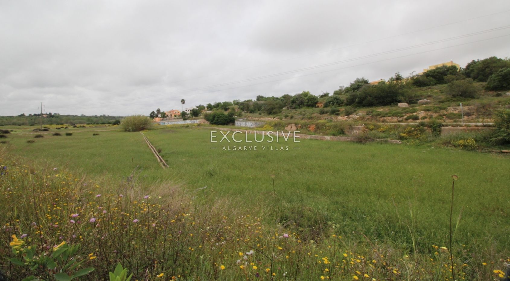 Plot with two ruins near Salgados Golf in Algarve near Praia Grande, near beach