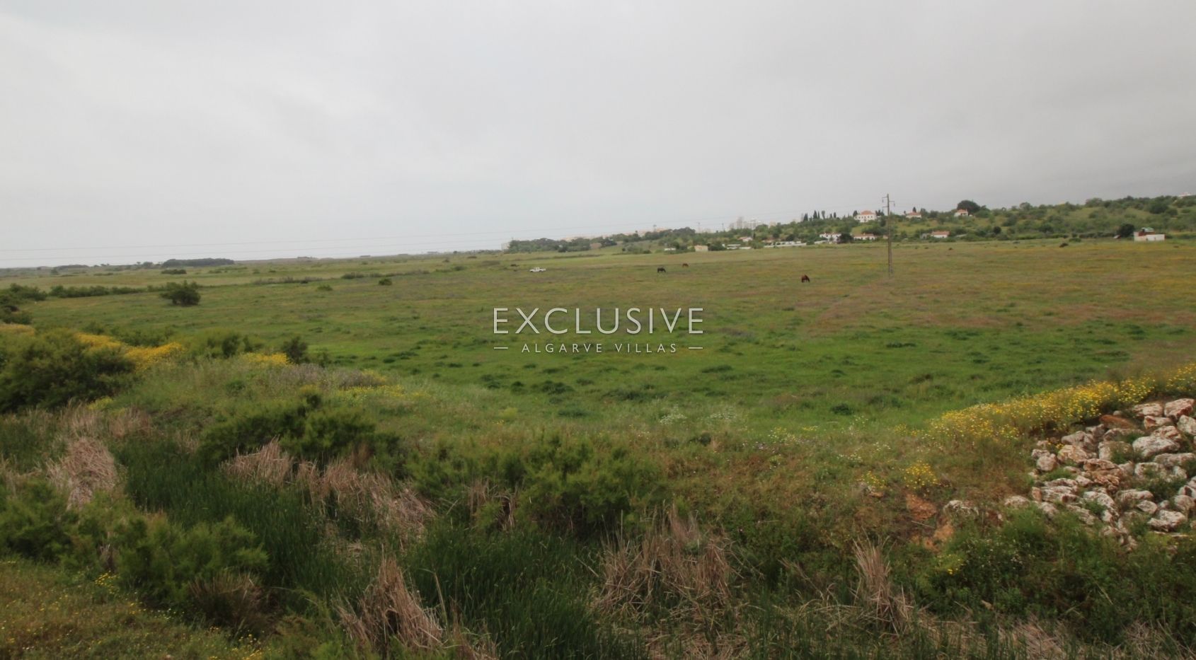 Plot with two ruins near Salgados Golf in Algarve near Praia Grande, near beach