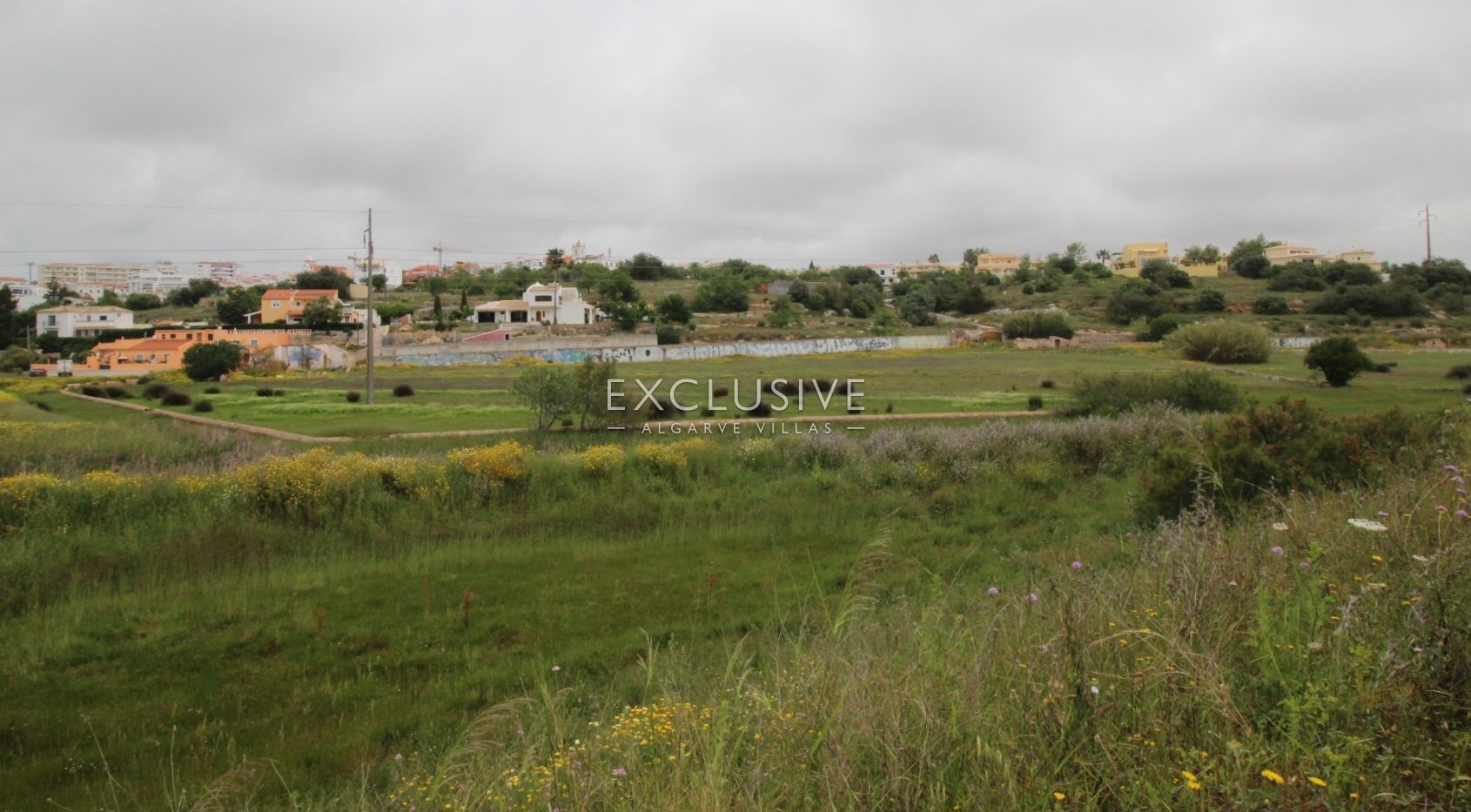 Plot with two ruins near Salgados Golf in Algarve near Praia Grande, near beach