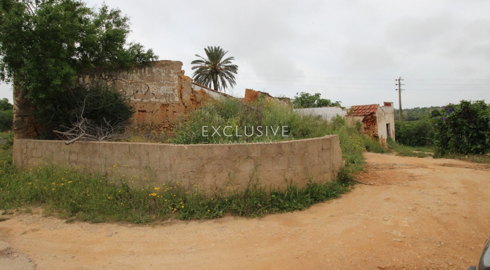 Plot with two ruins near Salgados Golf in Algarve near Praia Grande, near beach