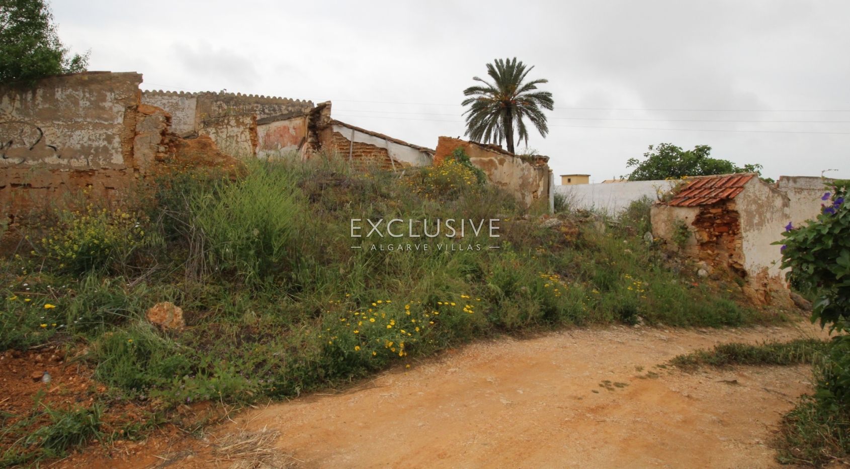 Plot with two ruins near Salgados Golf in Algarve near Praia Grande, near beach