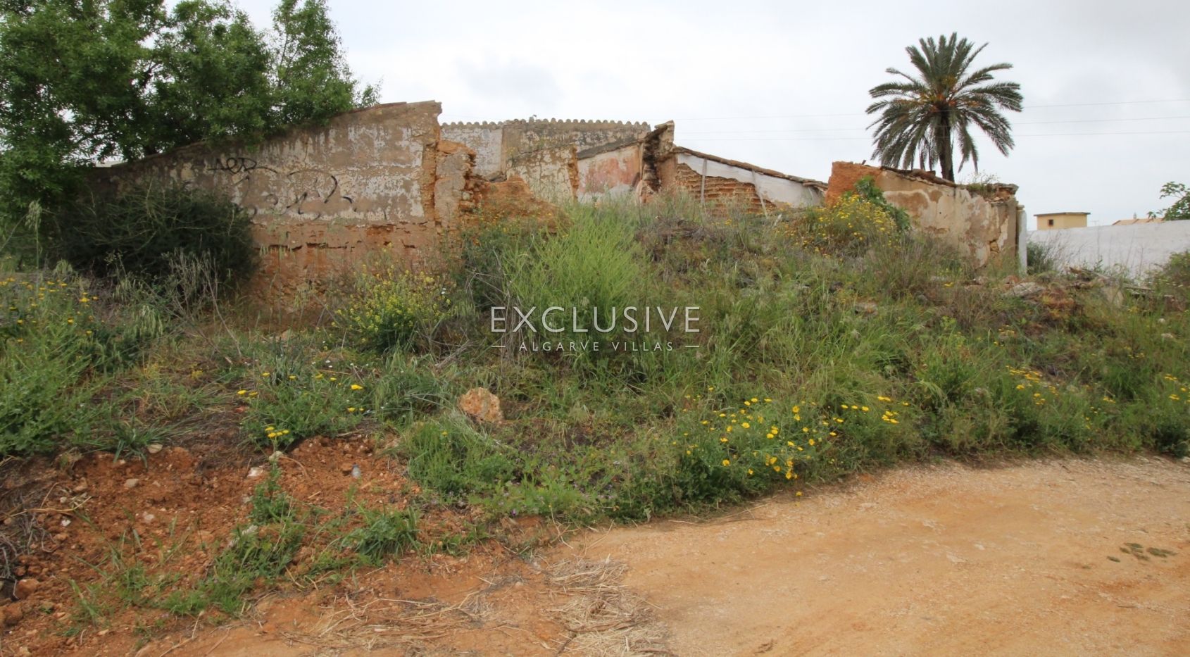 Plot with two ruins near Salgados Golf in Algarve near Praia Grande, near beach