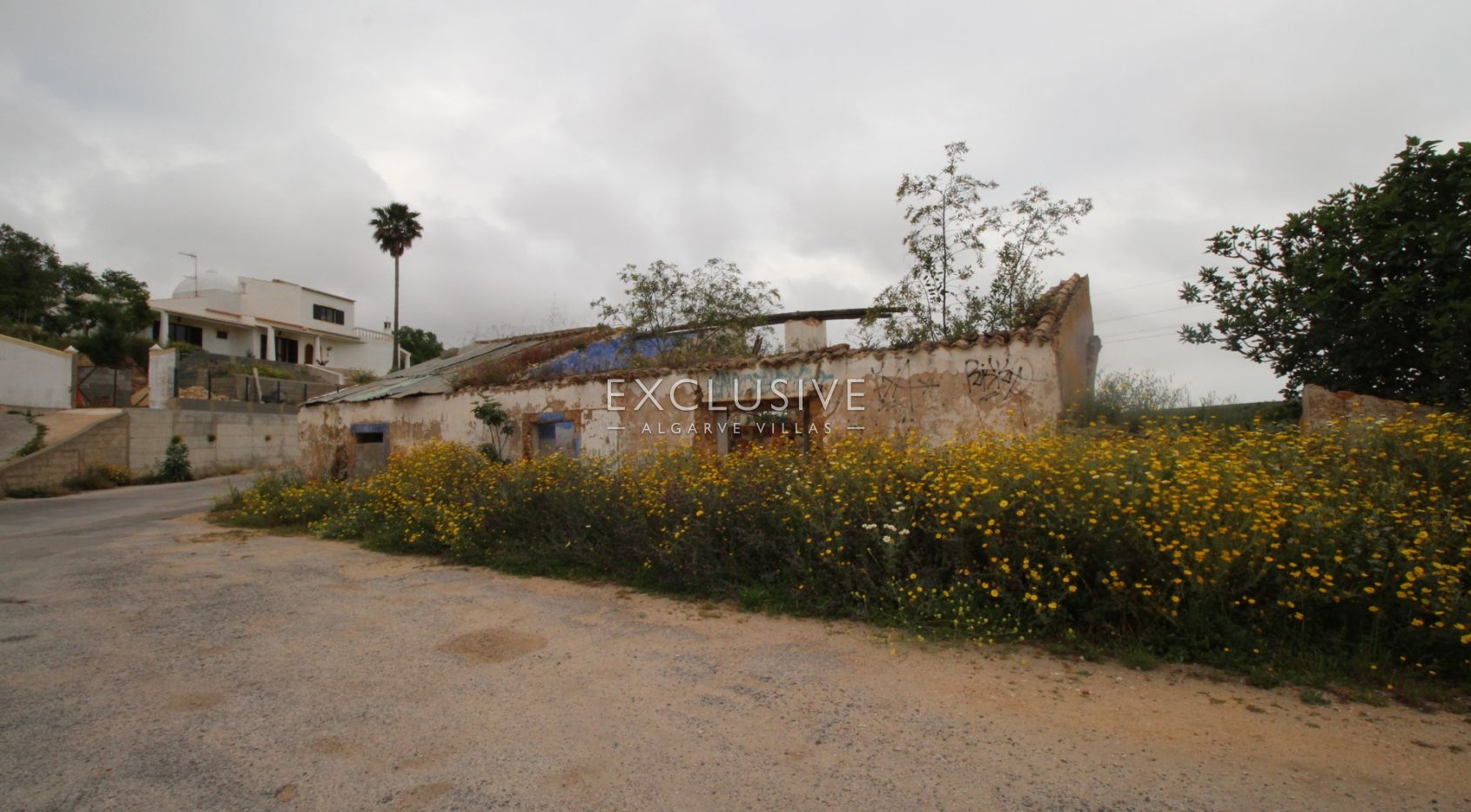 Plot with two ruins near Salgados Golf in Algarve near Praia Grande, near beach