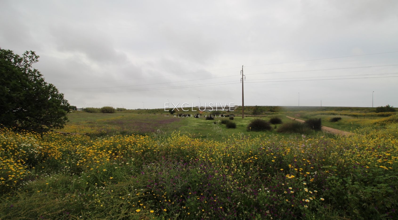 Plot with two ruins near Salgados Golf in Algarve near Praia Grande, near beach