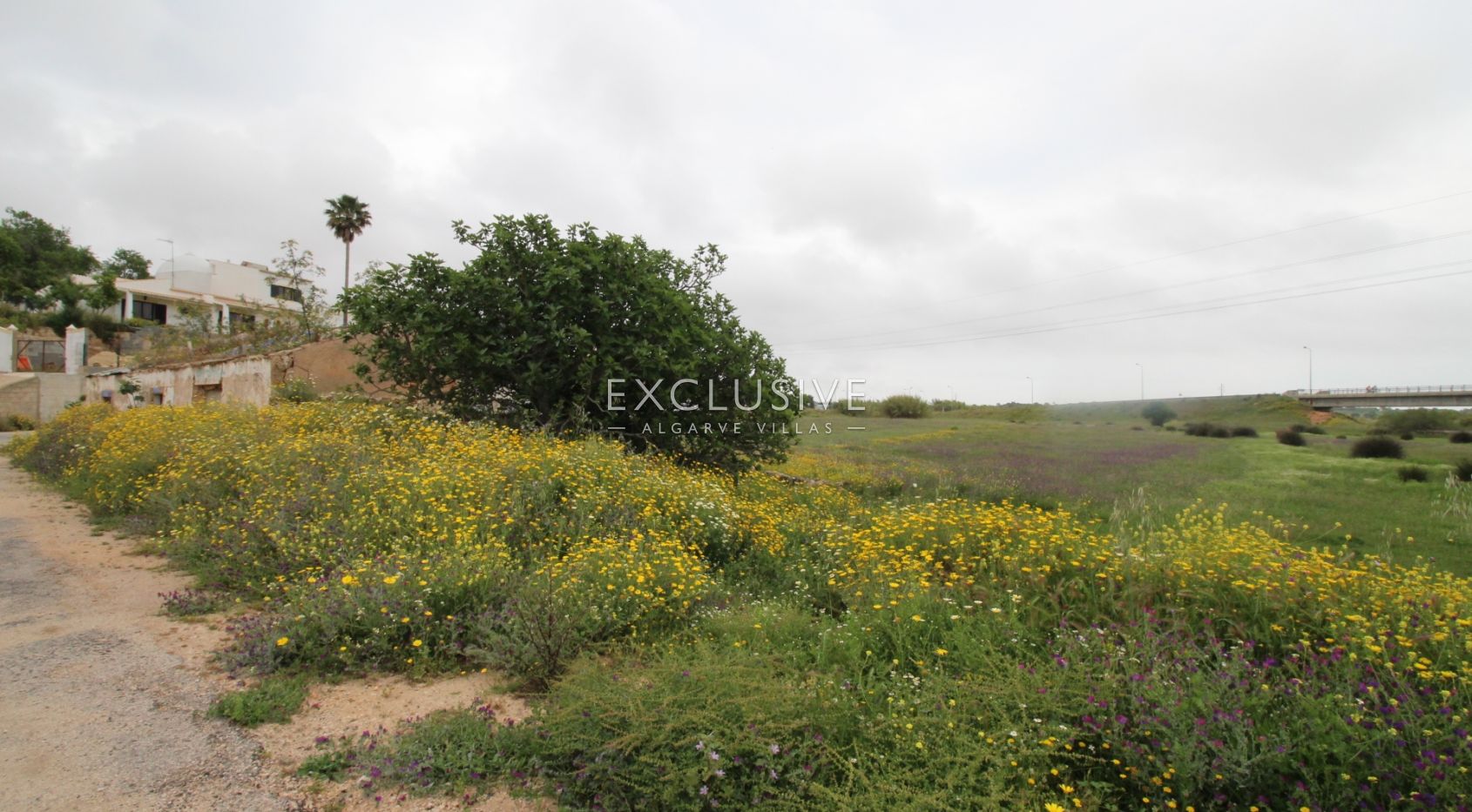 Plot with two ruins near Salgados Golf in Algarve near Praia Grande, near beach